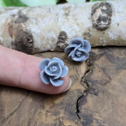 Das Bild zeig Cabochons Rose – 14mm – Grau – Zeitlose Eleganz für deine Schmuckkreationen 🌹✨