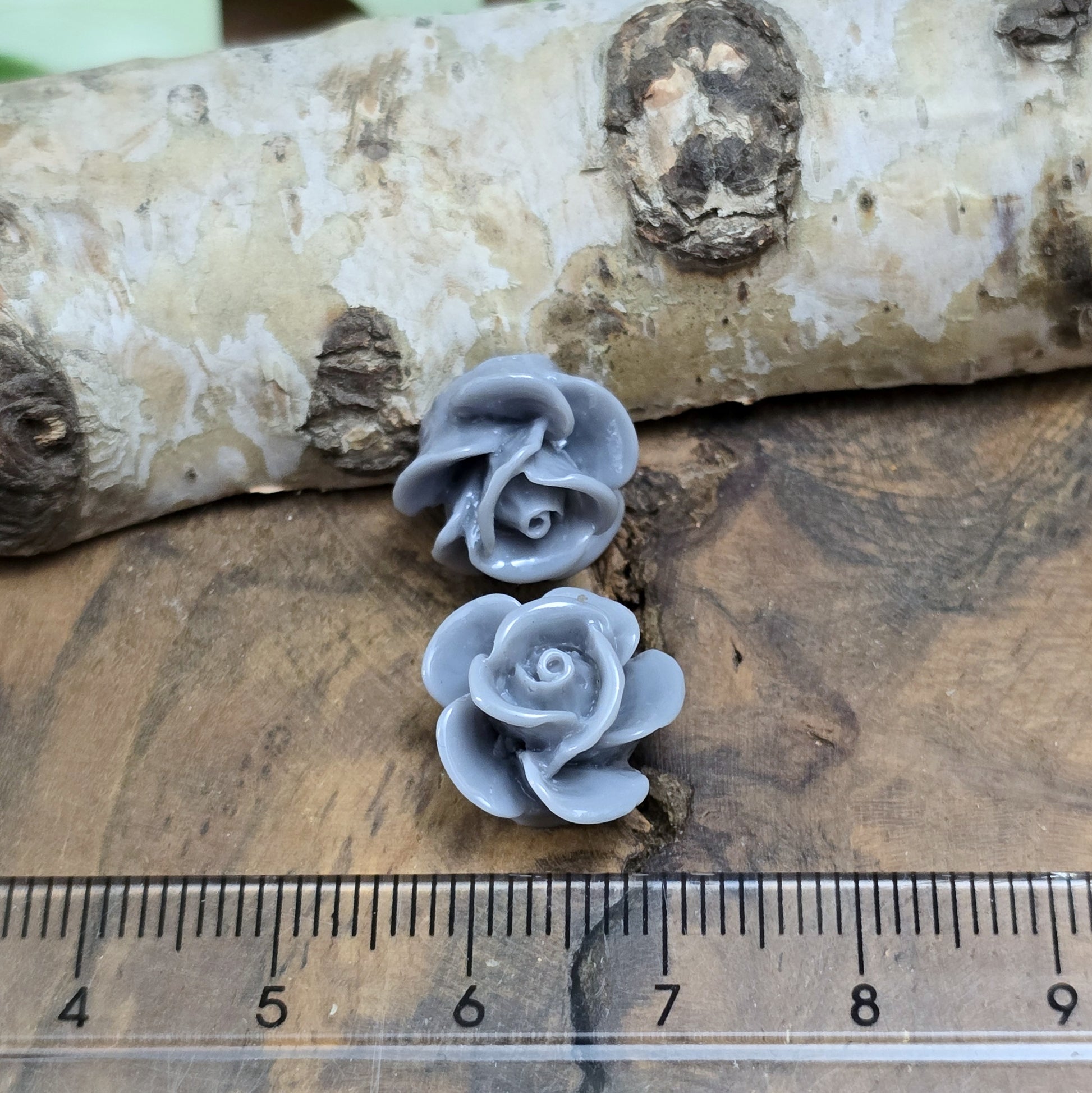 Das Bild zeig Cabochons Rose – 14mm – Grau – Zeitlose Eleganz für deine Schmuckkreationen 🌹✨