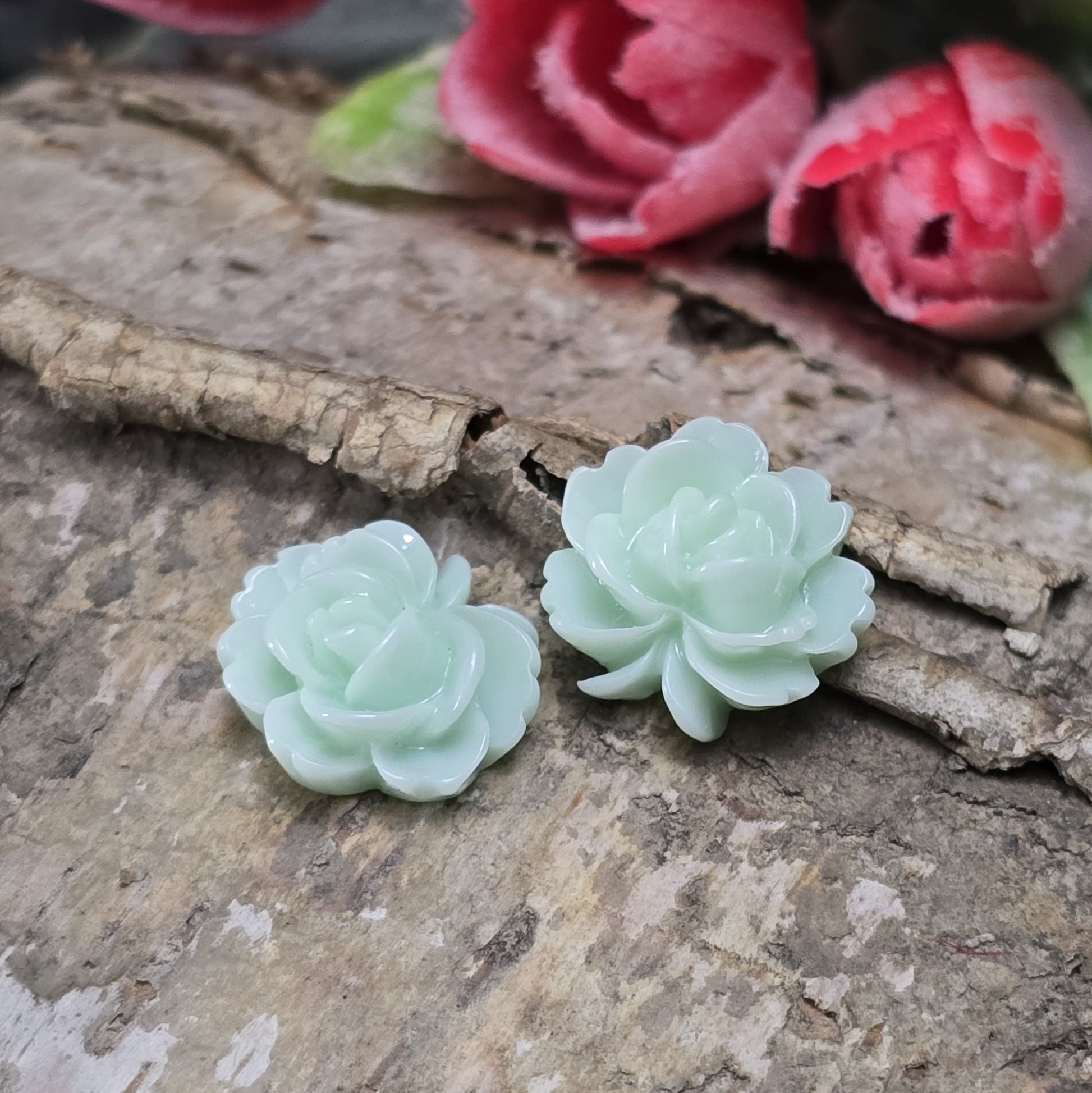 4 Cabochons Rosenblüte – 14mm – Mint – Sanfte Akzente für deine Schmuckkreationen 🌿🌹