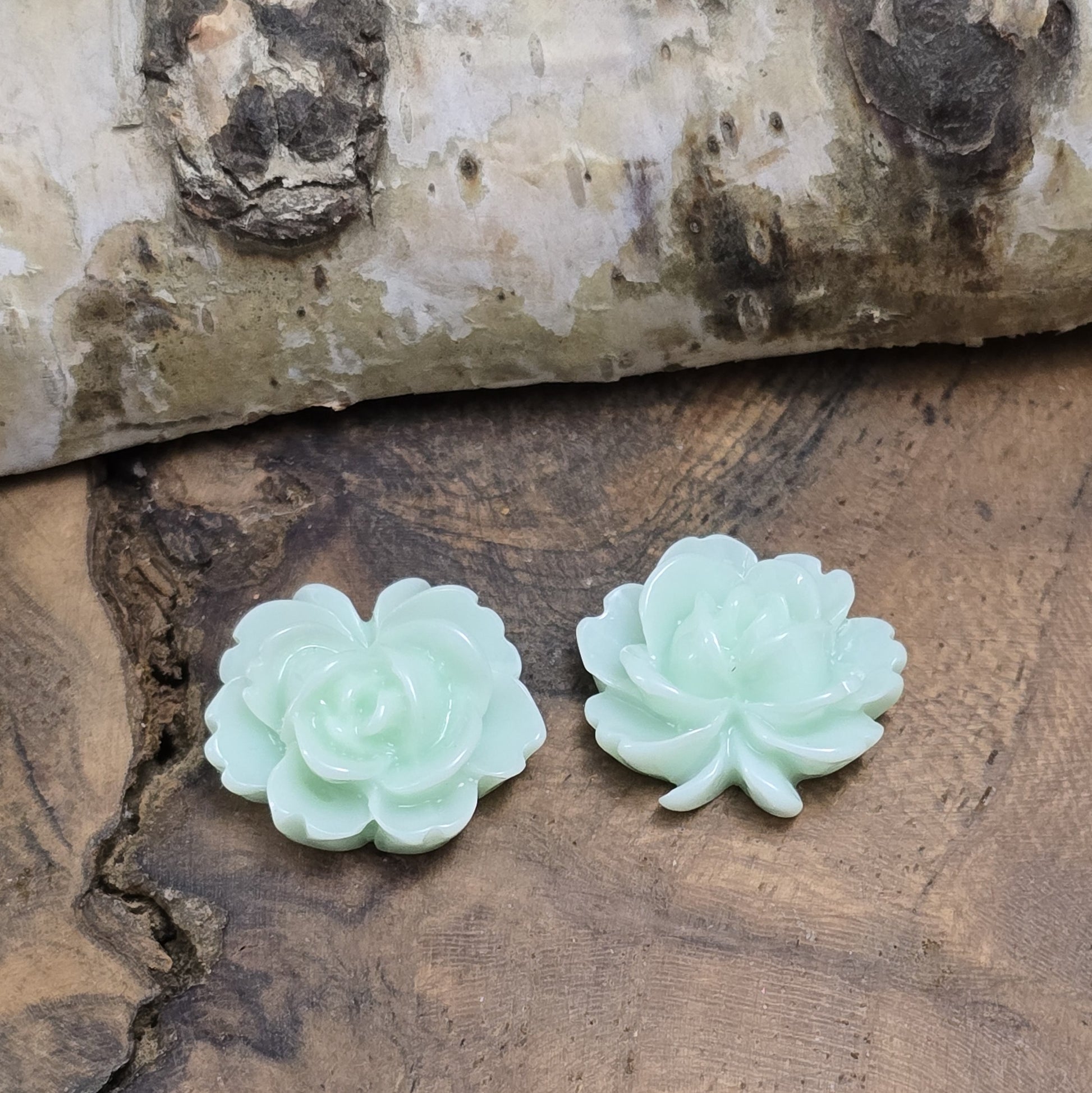 4 Cabochons Rosenblüte – 14mm – Mint – Sanfte Akzente für deine Schmuckkreationen 🌿🌹