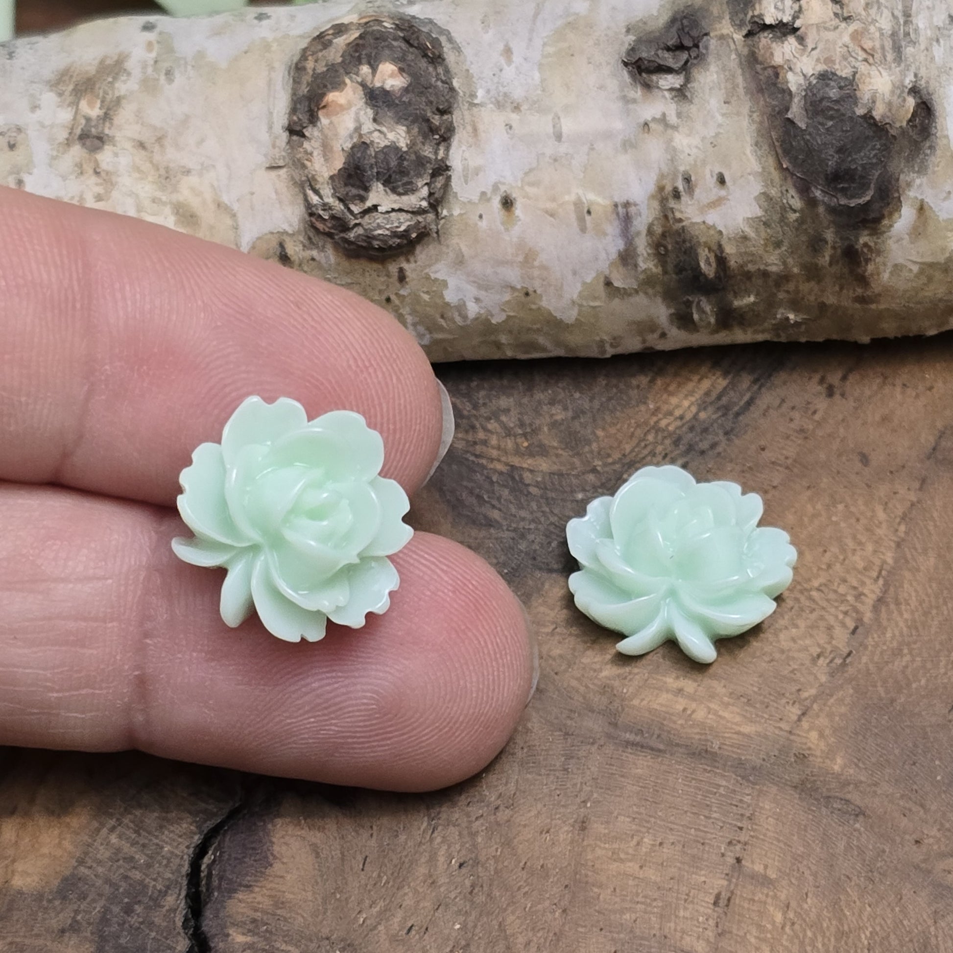 4 Cabochons Rosenblüte – 14mm – Mint – Sanfte Akzente für deine Schmuckkreationen 🌿🌹