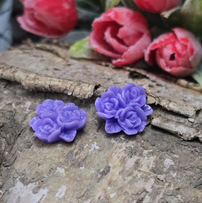 Das Bild zeit Cabochons Rosentrio – 14mm – Lila – Elegante Akzente für deine Schmuckkreationen 💜🌹
