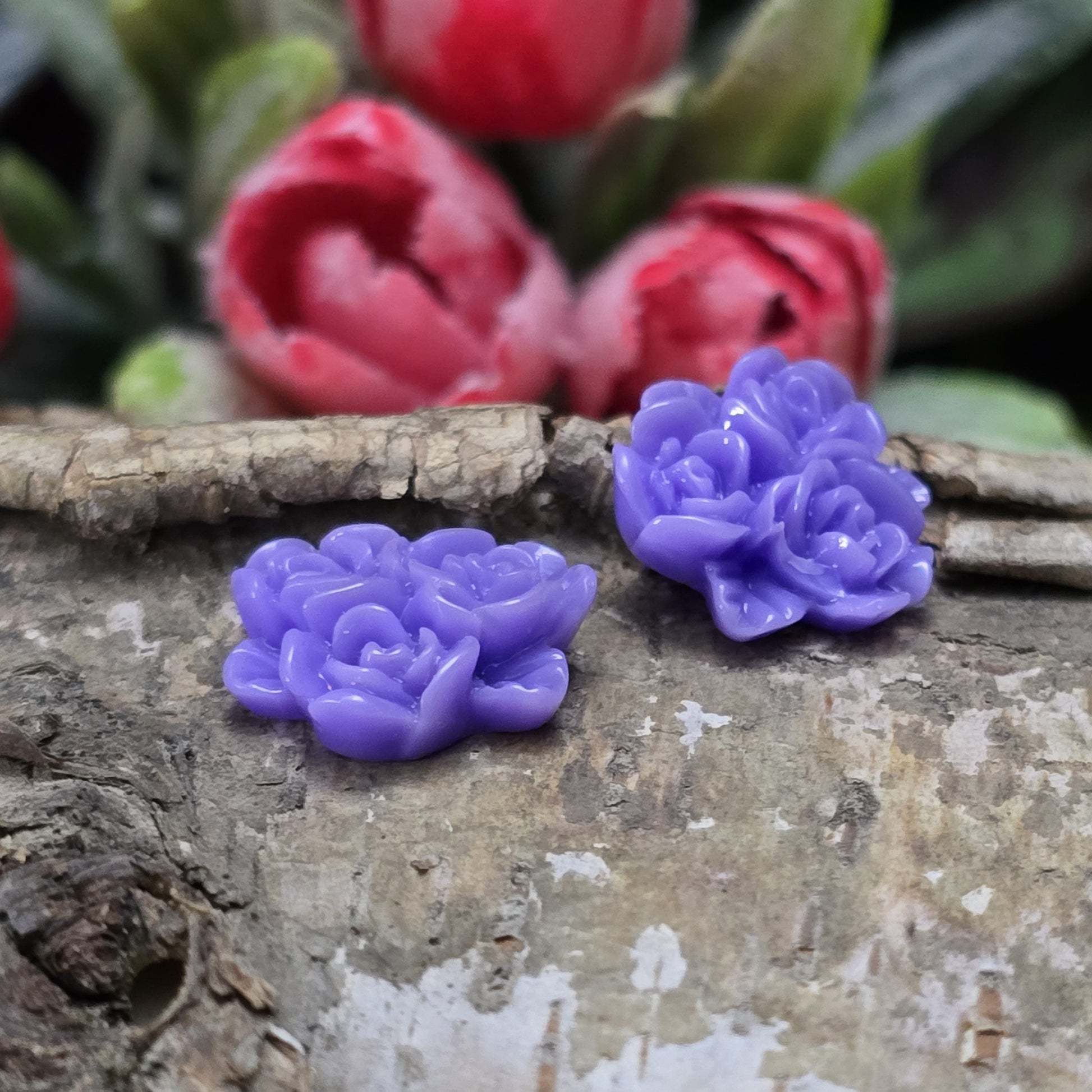Das Bild zeit Cabochons Rosentrio – 14mm – Lila – Elegante Akzente für deine Schmuckkreationen 💜🌹