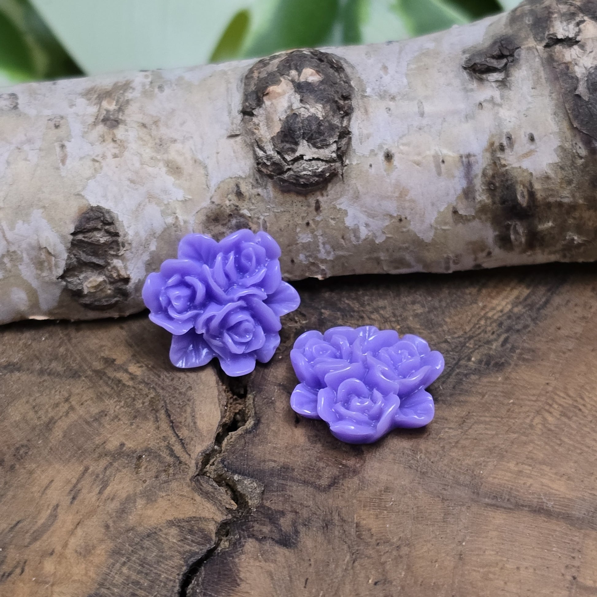 Das Bild zeit Cabochons Rosentrio – 14mm – Lila – Elegante Akzente für deine Schmuckkreationen 💜🌹