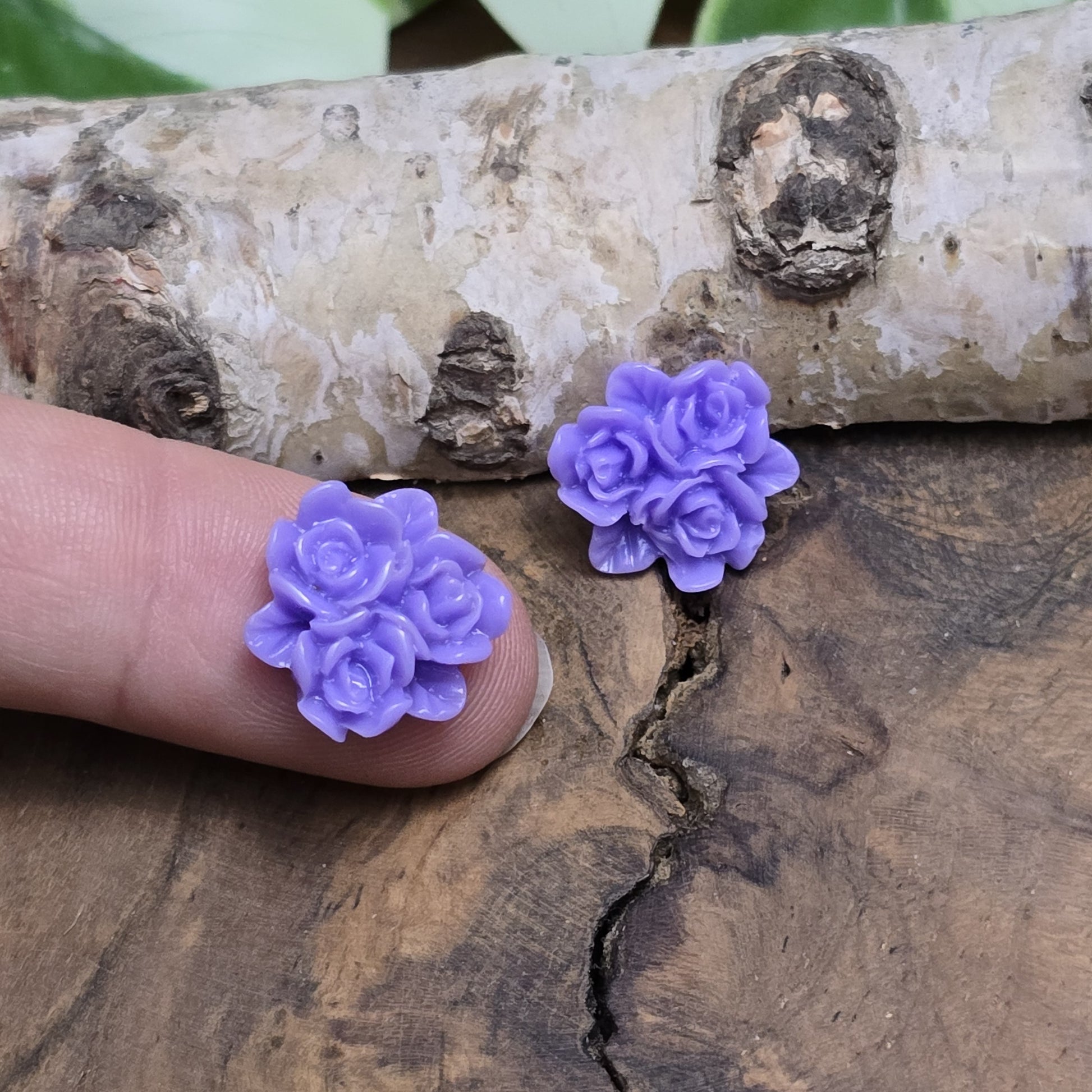 Das Bild zeit Cabochons Rosentrio – 14mm – Lila – Elegante Akzente für deine Schmuckkreationen 💜🌹