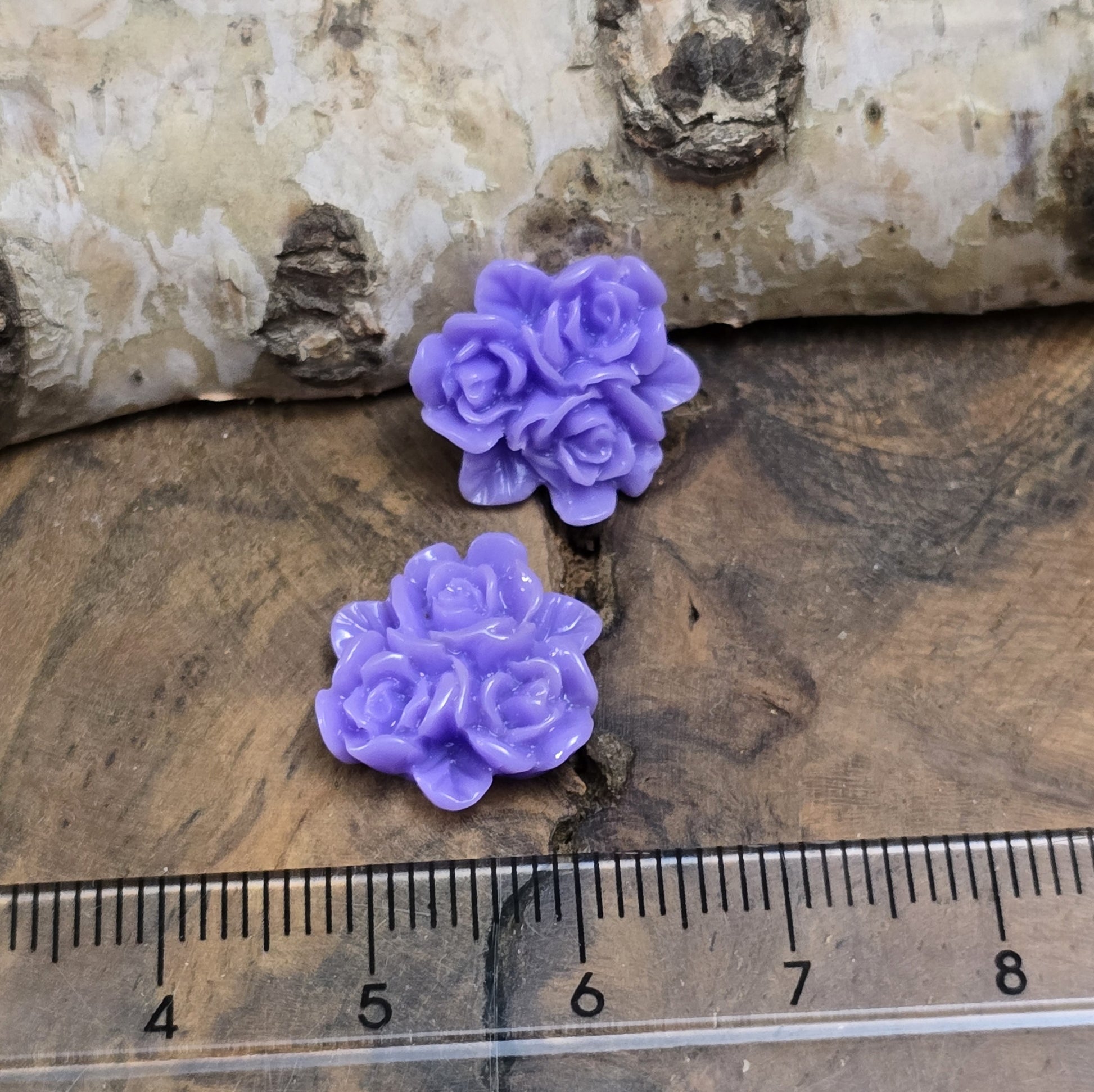 Das Bild zeit Cabochons Rosentrio – 14mm – Lila – Elegante Akzente für deine Schmuckkreationen 💜🌹