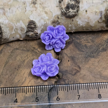 Das Bild zeit Cabochons Rosentrio – 14mm – Lila – Elegante Akzente für deine Schmuckkreationen 💜🌹