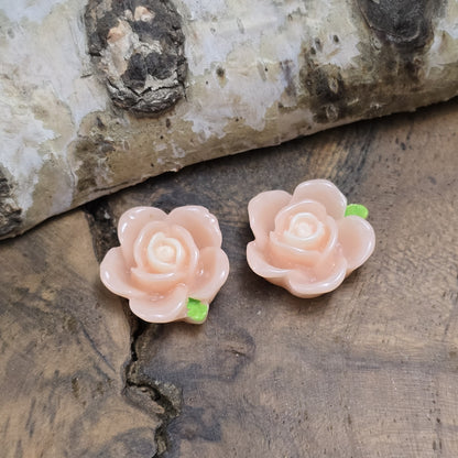 Das Bild zeigt 2 Cabochons offene Rose – 15mm – Apricot – Zarte Akzente für deine Schmuckkreationen 🍑🌹