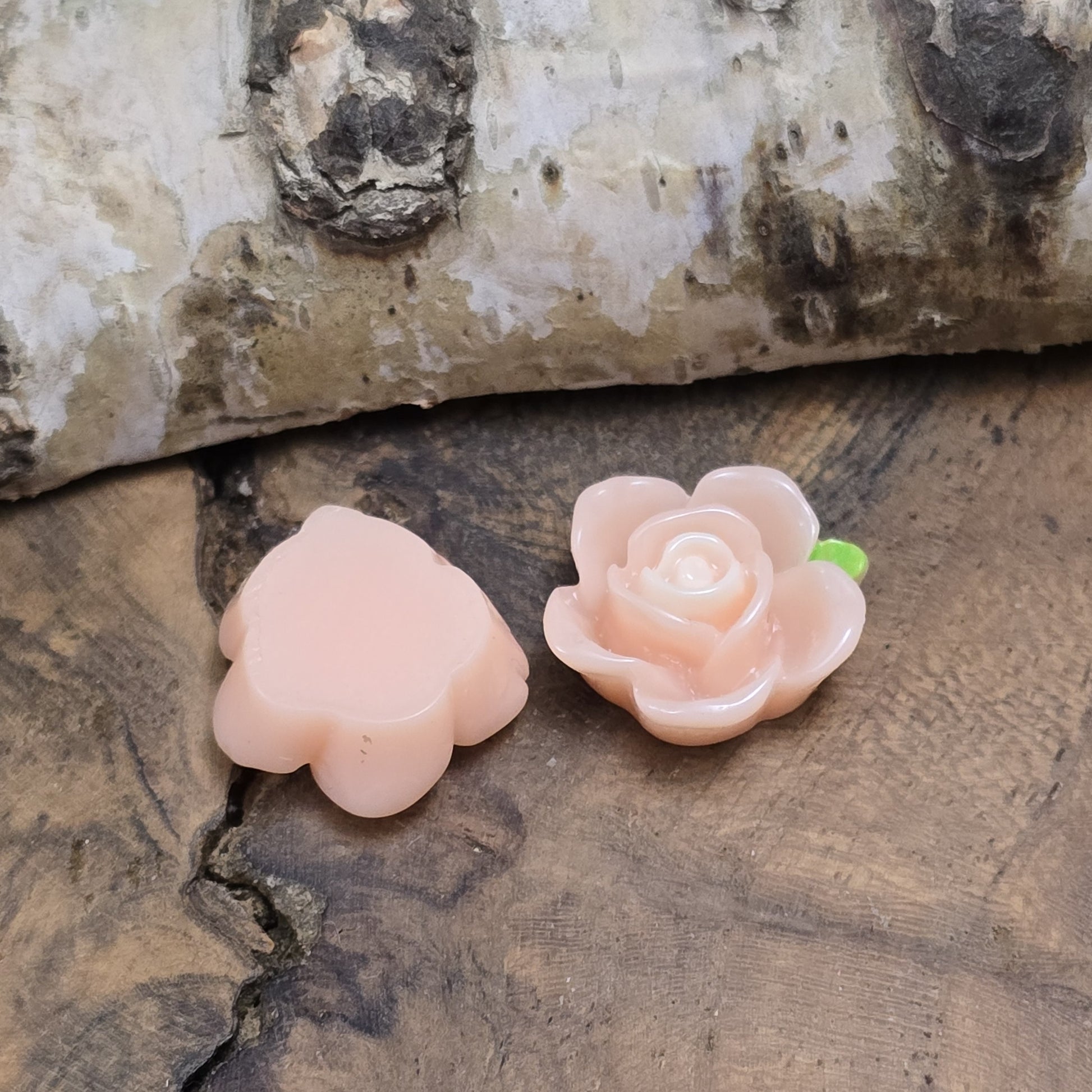 Das Bild zeigt 2 Cabochons offene Rose – 15mm – Apricot – Zarte Akzente für deine Schmuckkreationen 🍑🌹