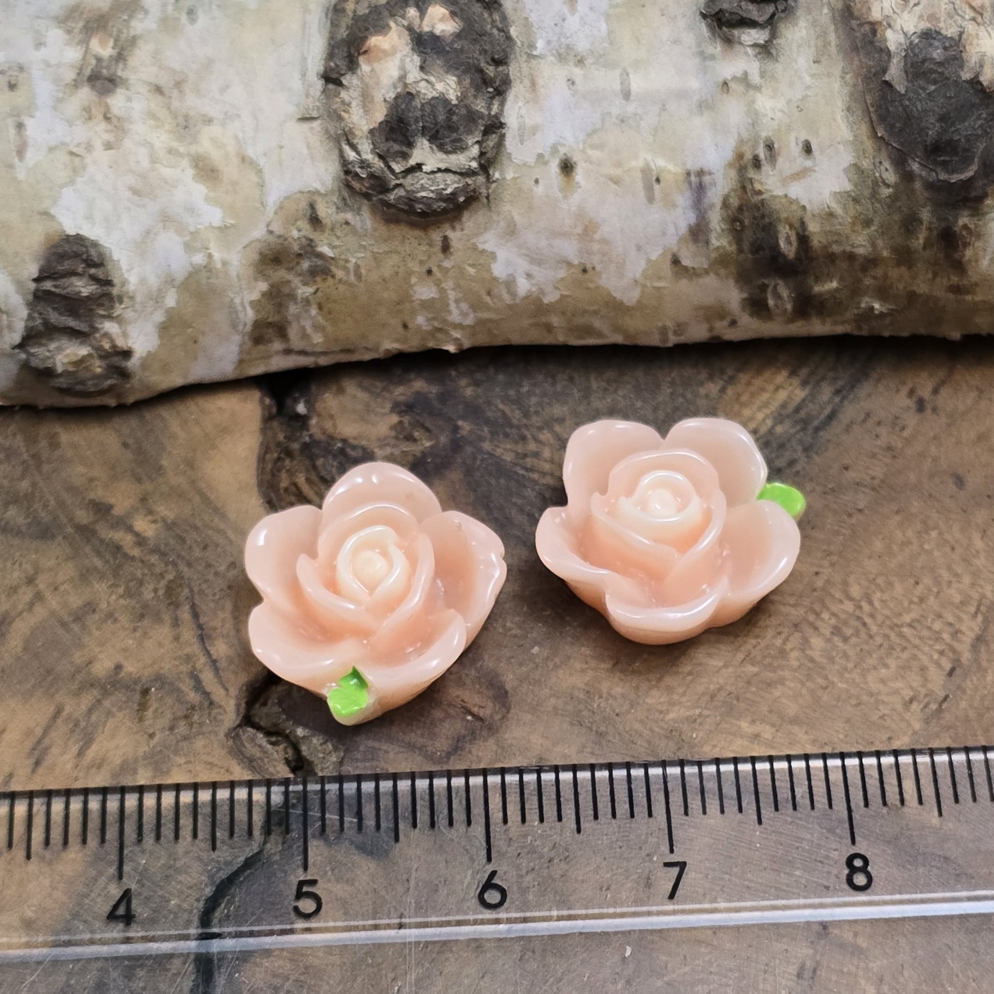 Das Bild zeigt 2 Cabochons offene Rose – 15mm – Apricot – Zarte Akzente für deine Schmuckkreationen 🍑🌹