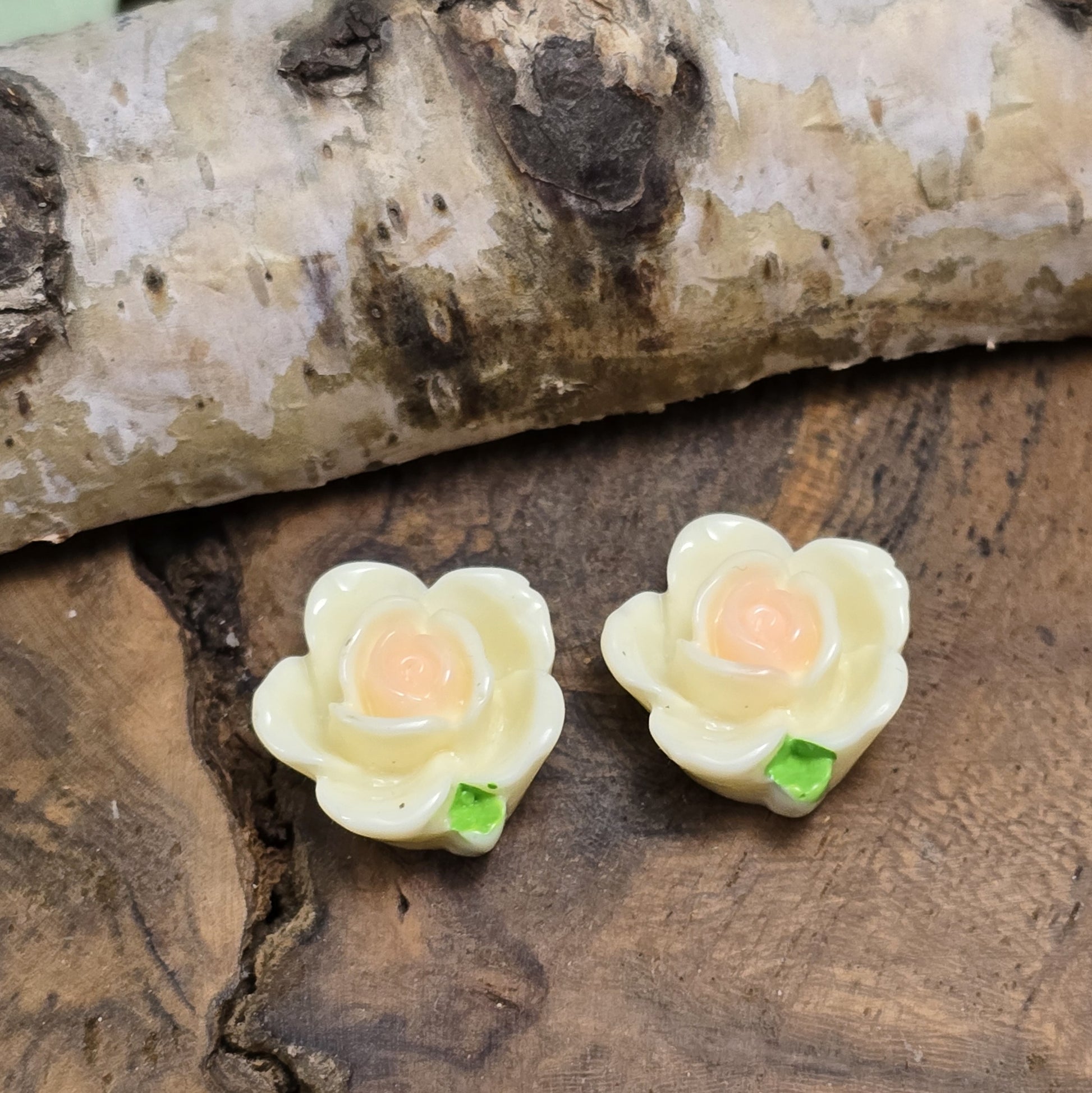 Das Bild zeigt 2 Cabochons offene Rose – 15mm – Zartgelb – Fröhliche Akzente für deine Schmuckkreationen 💛🌹
