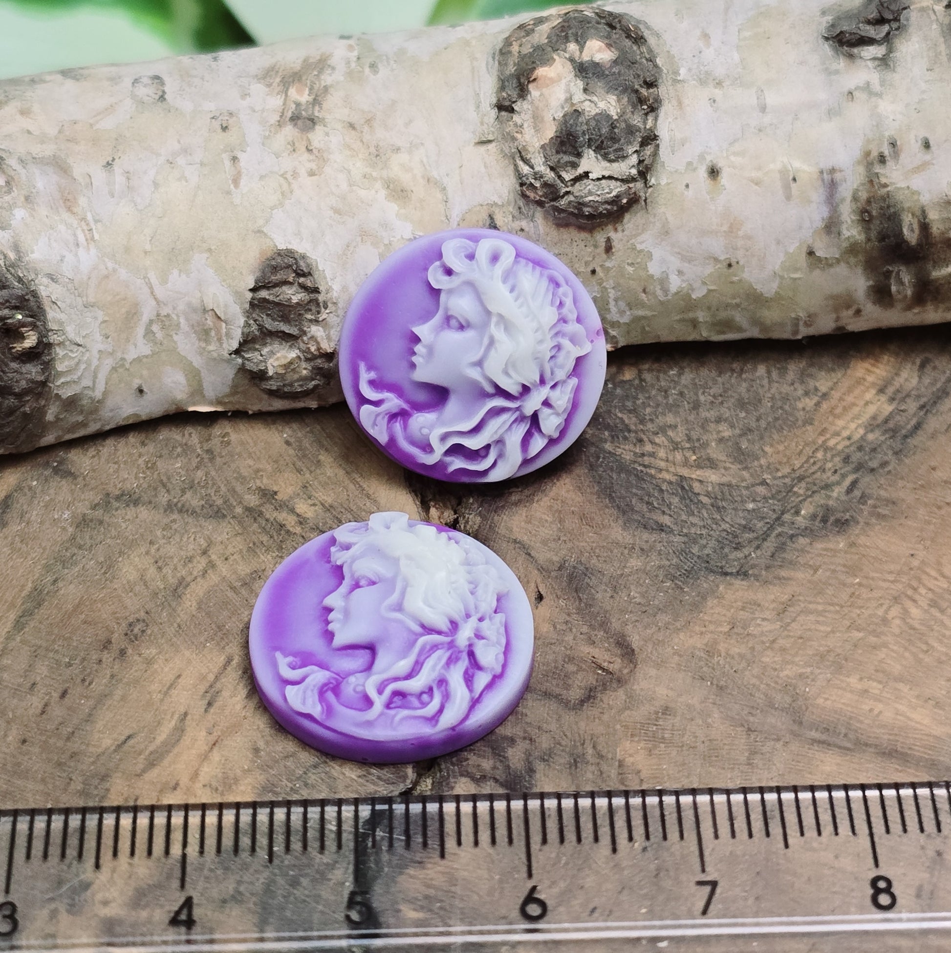 Das Bild zeigt runde Kamee-Cabochons – 17mm – Lila – Nostalgischer Charme für deine DIY-Projekte