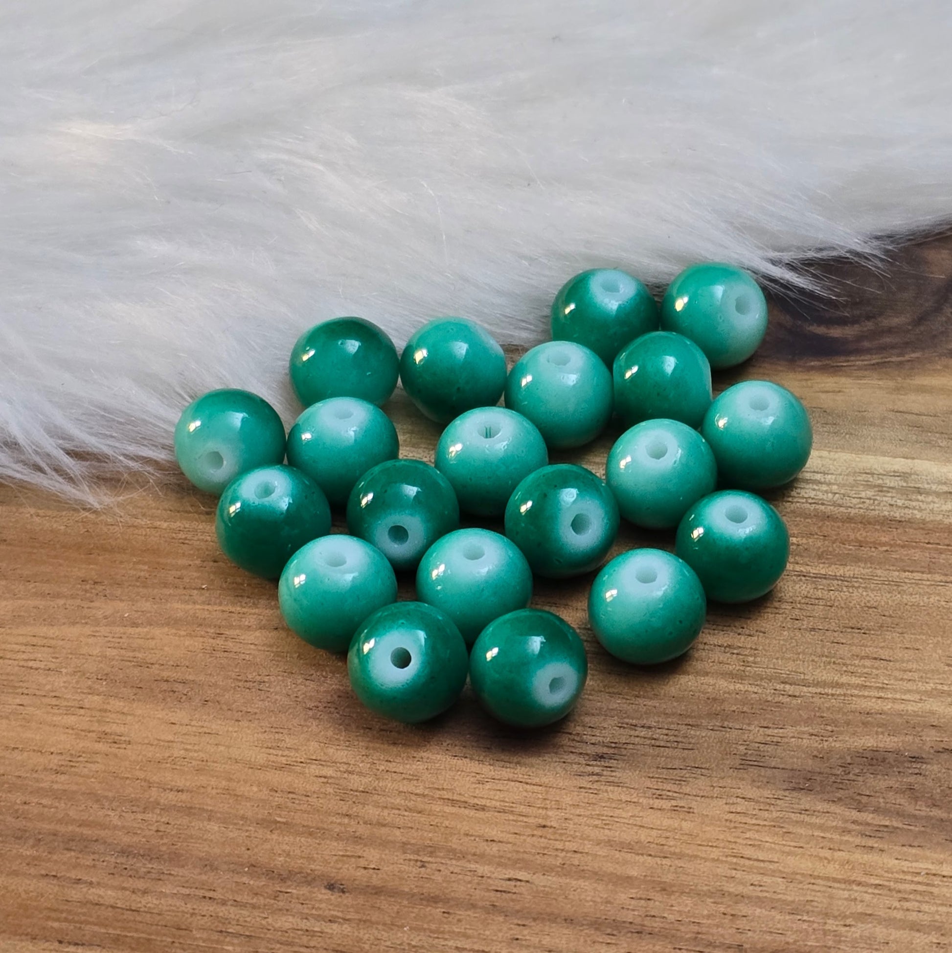 Das Bild zeigt Glasperlen Ombre Emeraldgrün - 8mm, ideal für die Schmuckherstellung