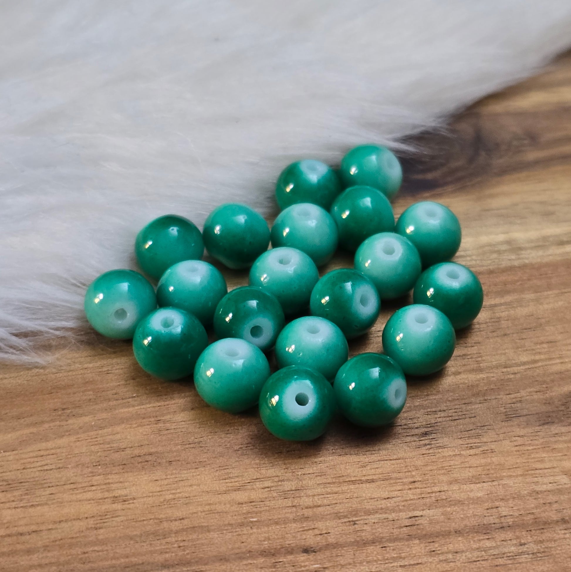 Das Bild zeigt Glasperlen Ombre Emeraldgrün - 8mm, ideal für die Schmuckherstellung