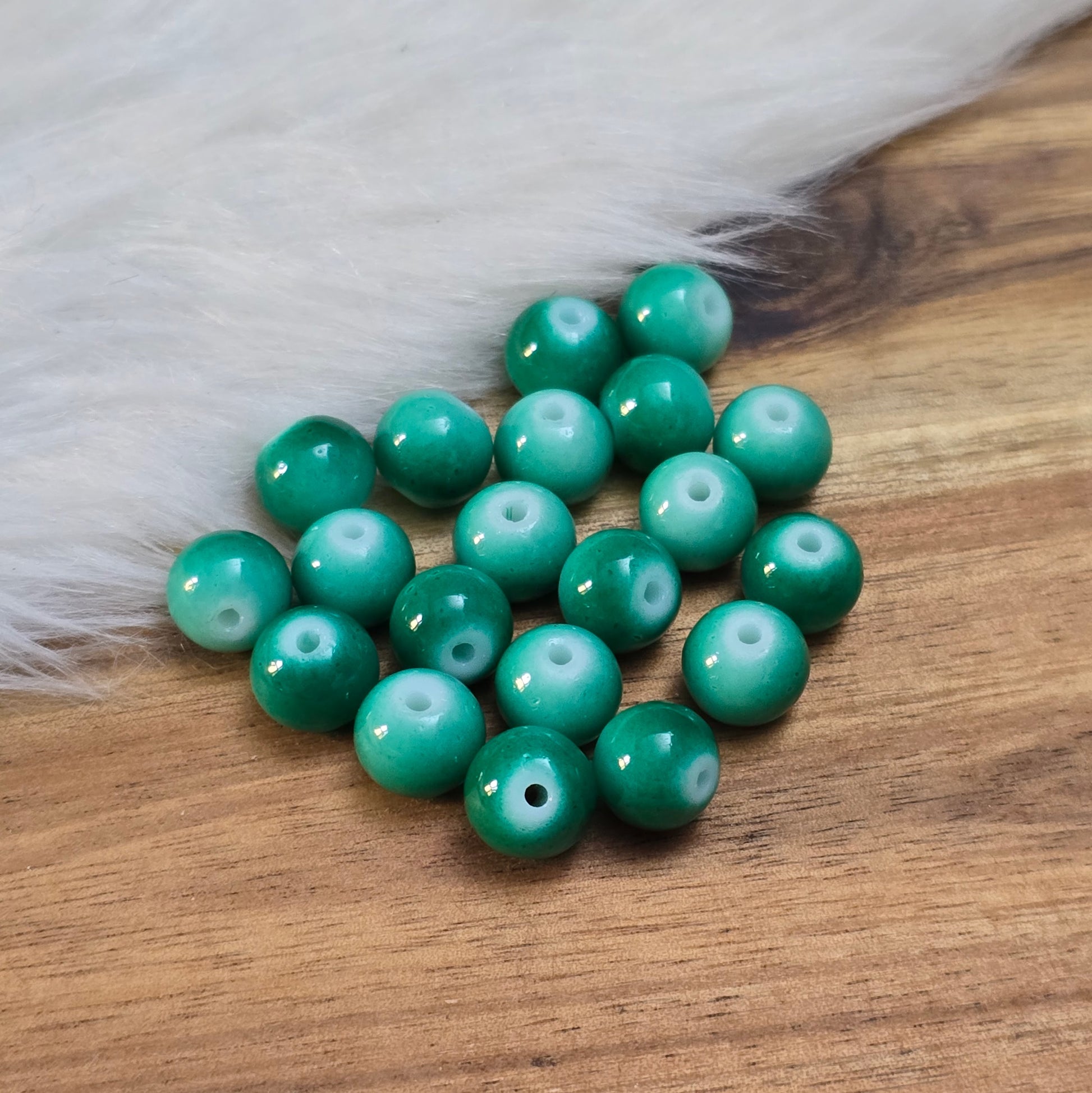 Das Bild zeigt Glasperlen Ombre Emeraldgrün - 8mm, ideal für die Schmuckherstellung