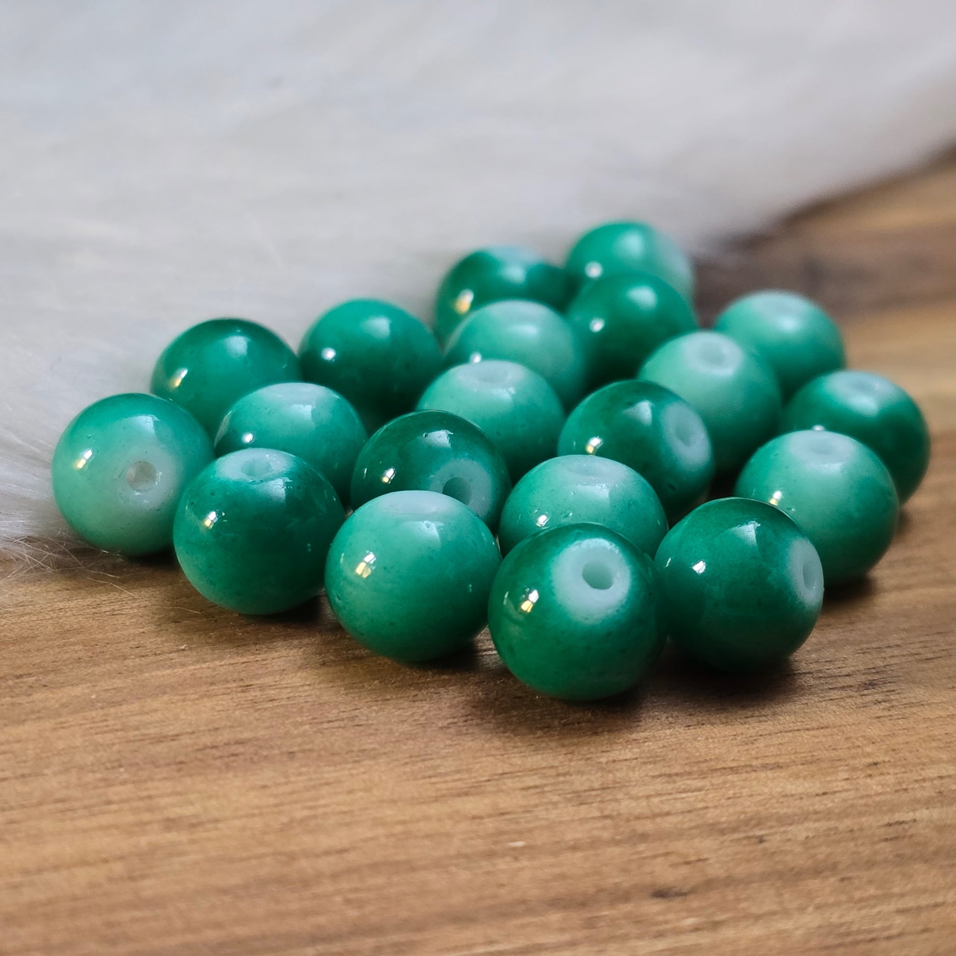 Das Bild zeigt Glasperlen Ombre Emeraldgrün - 8mm, ideal für die Schmuckherstellung