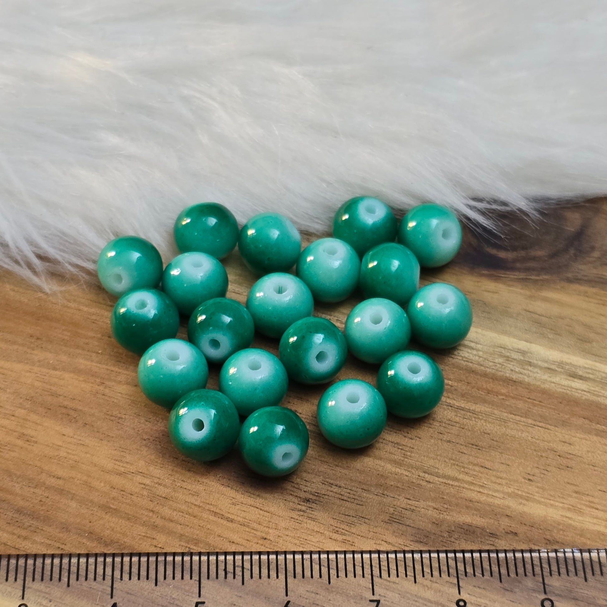 Das Bild zeigt Glasperlen Ombre Emeraldgrün - 8mm, ideal für die Schmuckherstellung
