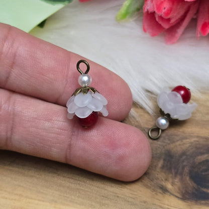 2 handgefertigte Anhänger, 20mm, Blüte matt Weiß/Dunkelrot, Shabby, antik bronzefarbig