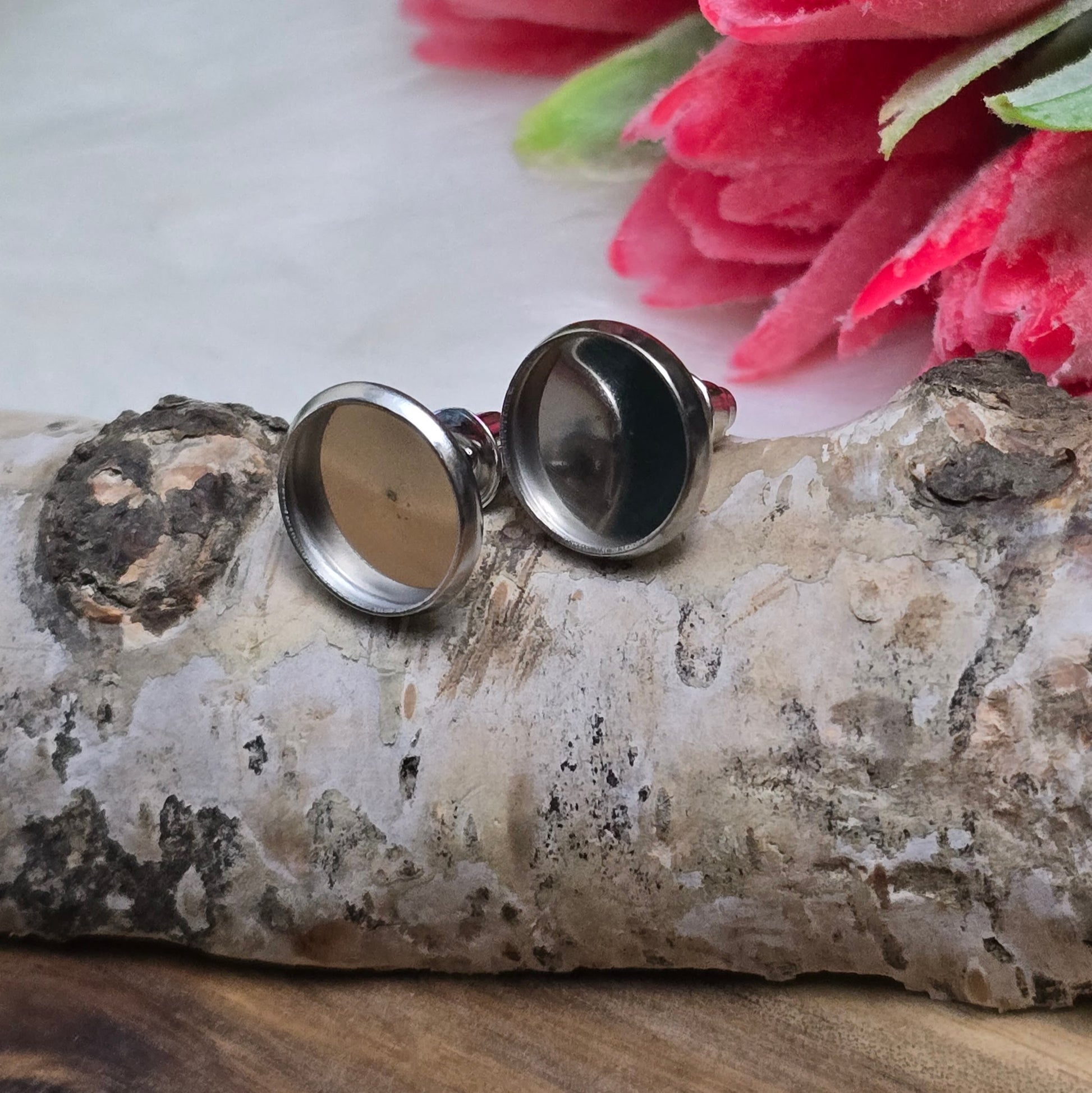 Das Bild zeigt Ohrstecker mit runder Klebewanne aus 304 Edelstahl, passend für 10mm Cabochons  in silberfarbig