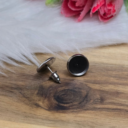 Das Bild zeigt Ohrstecker mit runder Klebewanne aus 304 Edelstahl, passend für 10mm Cabochons  in silberfarbig