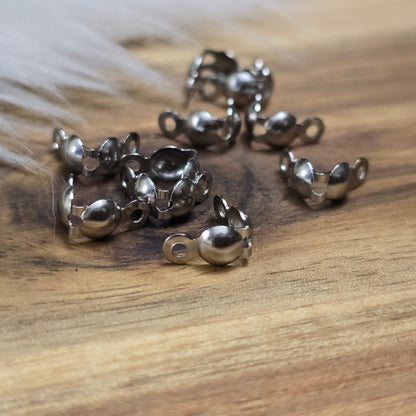 Die Edelstahl Quetschkalotten in Silberfarbe messen 8x4 mm und kommen in einer praktischen Packung mit 10 Stück. Diese kleinen Metallkappen eignen sich perfekt zur sicheren Befestigung von Perlen und Anhängern an Draht oder Schnur, sorgen für ein professionelles Finish und verleihen deinem Schmuckdesign Eleganz und Stabilität.