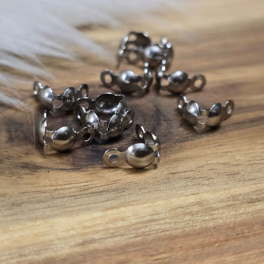 Die Edelstahl Quetschkalotten in Silberfarbe messen 8x4 mm und kommen in einer praktischen Packung mit 10 Stück. Diese kleinen Metallkappen eignen sich perfekt zur sicheren Befestigung von Perlen und Anhängern an Draht oder Schnur, sorgen für ein professionelles Finish und verleihen deinem Schmuckdesign Eleganz und Stabilität.