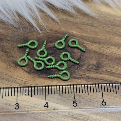 Das Bild zeigt ein Set von 10 farbig lackierten Schraubösen in verschiedenen lebhaften Farben, darunter Hellblau, Grün, Rot, Aqua, Weiß und Rosa. Jede Schrauböse hat die Abmessungen von ca. 8x4mm und ist sorgfältig gestaltet, um eine einfache Anwendung zu ermöglichen. Die Schraubösen sind ideal für das Einschrauben in Materialien wie Holz, Resin oder Acryl, um individuelle Anhänger zu kreieren. Die glänzende Oberfläche der Schraubösen sorgt für einen attraktiven Look, der jedem kreativen Projekt einen farbe