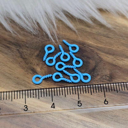 Das Bild zeigt ein Set von 10 farbig lackierten Schraubösen in verschiedenen lebhaften Farben, darunter Hellblau, Grün, Rot, Aqua, Weiß und Rosa. Jede Schrauböse hat die Abmessungen von ca. 8x4mm und ist sorgfältig gestaltet, um eine einfache Anwendung zu ermöglichen. Die Schraubösen sind ideal für das Einschrauben in Materialien wie Holz, Resin oder Acryl, um individuelle Anhänger zu kreieren. Die glänzende Oberfläche der Schraubösen sorgt für einen attraktiven Look, der jedem kreativen Projekt einen farbe