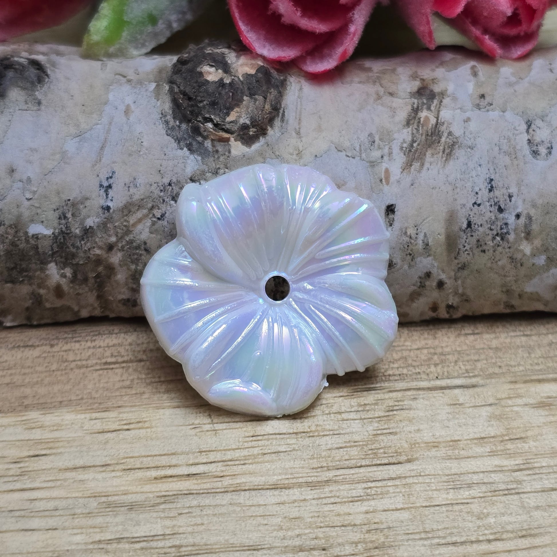 Diese 12 weißen, irisierenden Blumenperlen aus Acryl mit einem Durchmesser von 22 mm sind perfekt für deine kreativen Projekte! Ideal für Schmuck, Makramee und Dekorationen. Ihre schimmernde Oberfläche bringt blumigen Flair und ist eine wunderbare Ergänzung für Hochzeiten, Sommerfeste und andere festliche Anlässe.