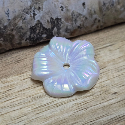 Diese 12 weißen, irisierenden Blumenperlen aus Acryl mit einem Durchmesser von 22 mm sind perfekt für deine kreativen Projekte! Ideal für Schmuck, Makramee und Dekorationen. Ihre schimmernde Oberfläche bringt blumigen Flair und ist eine wunderbare Ergänzung für Hochzeiten, Sommerfeste und andere festliche Anlässe.