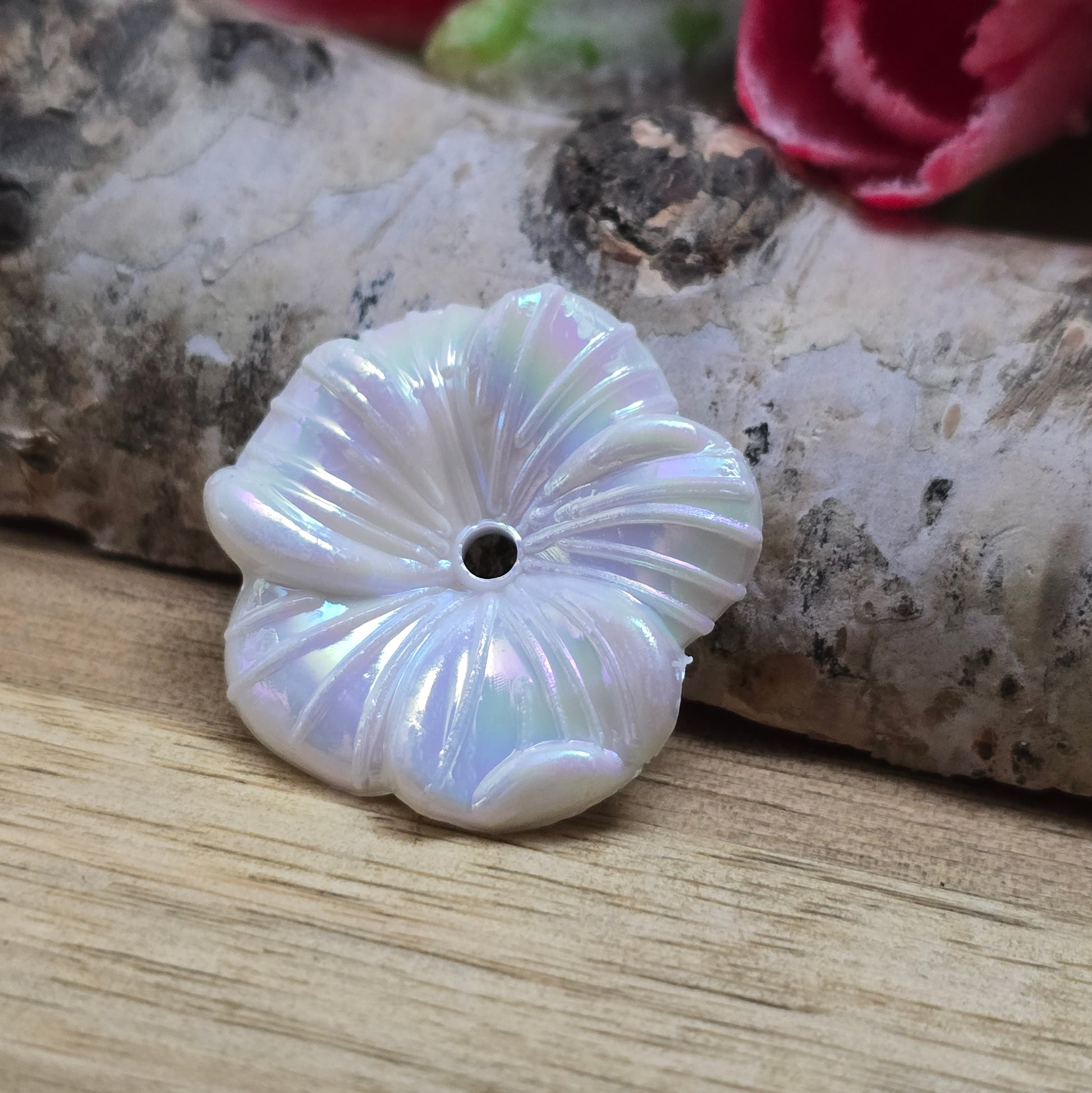 Diese 12 weißen, irisierenden Blumenperlen aus Acryl mit einem Durchmesser von 22 mm sind perfekt für deine kreativen Projekte! Ideal für Schmuck, Makramee und Dekorationen. Ihre schimmernde Oberfläche bringt blumigen Flair und ist eine wunderbare Ergänzung für Hochzeiten, Sommerfeste und andere festliche Anlässe.