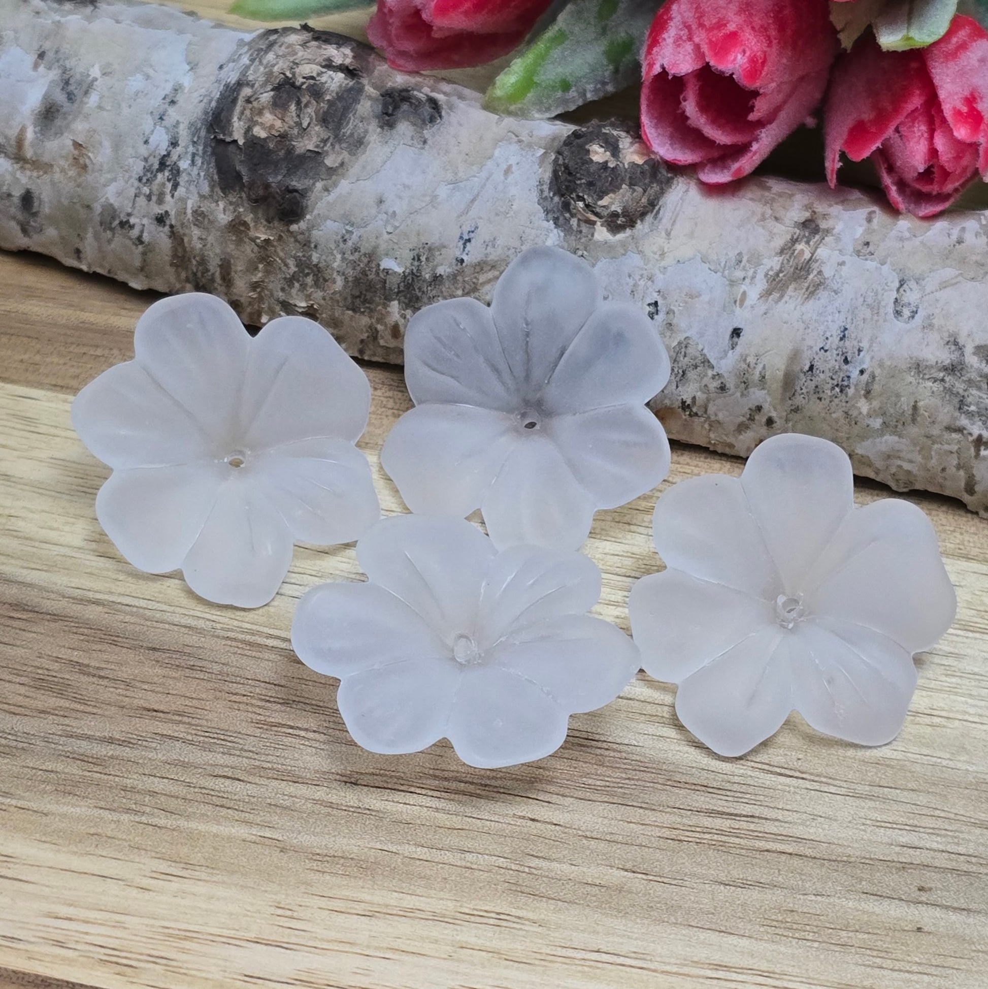 Diese 8 weißen, mattierten Blumenperlen aus Acryl mit einem Durchmesser von 28 mm sind perfekt für deine kreativen Projekte! Ideal für Schmuck, Makramee und Dekorationen. Ihre matte Oberfläche bringt blumigen Flair und ist eine wunderbare Ergänzung für Hochzeiten, Sommerfeste und andere festliche Anlässe.