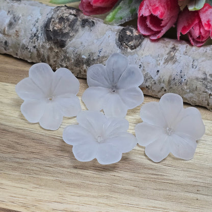Diese 8 weißen, mattierten Blumenperlen aus Acryl mit einem Durchmesser von 28 mm sind perfekt für deine kreativen Projekte! Ideal für Schmuck, Makramee und Dekorationen. Ihre matte Oberfläche bringt blumigen Flair und ist eine wunderbare Ergänzung für Hochzeiten, Sommerfeste und andere festliche Anlässe.