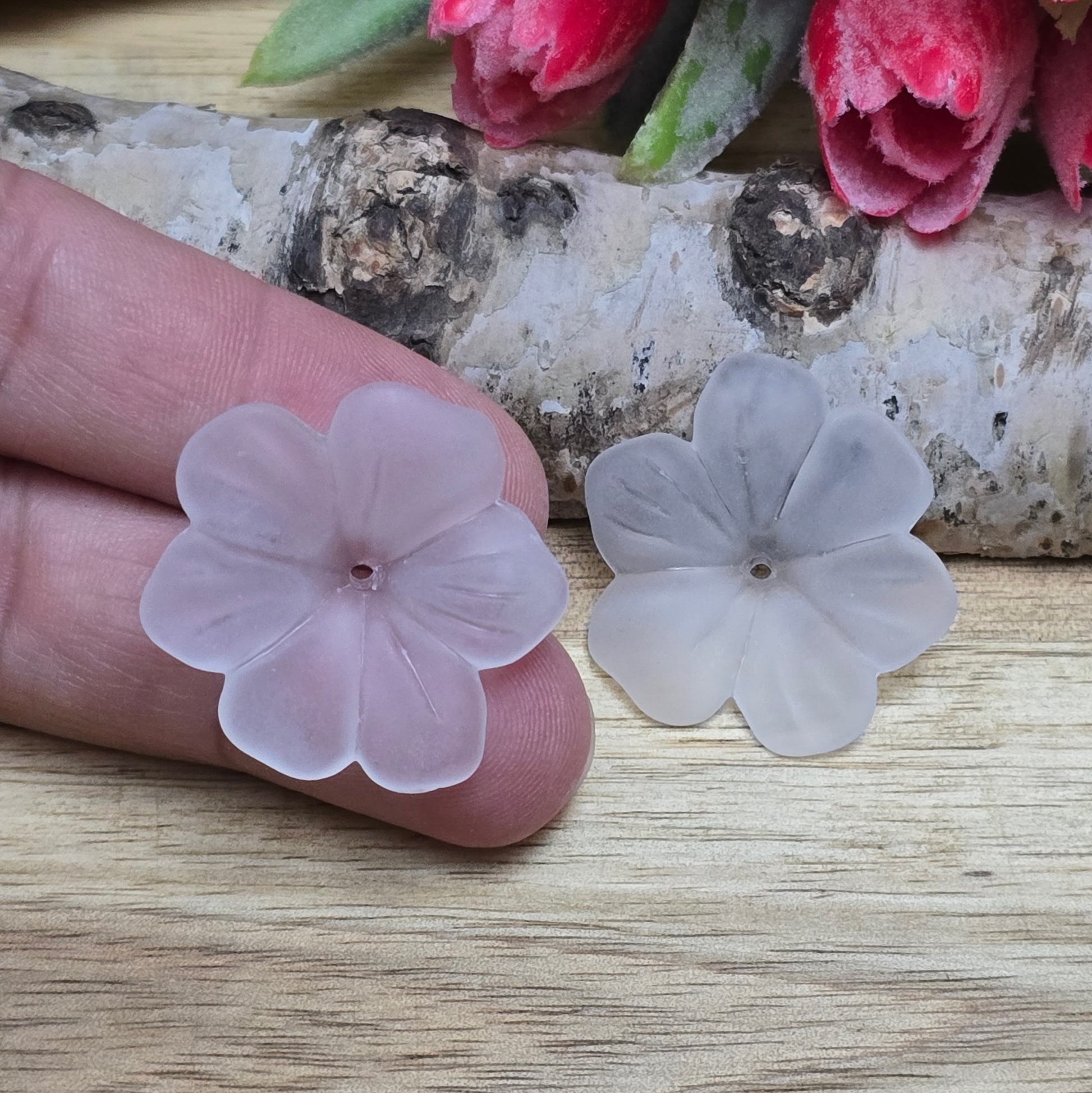 Diese 8 weißen, mattierten Blumenperlen aus Acryl mit einem Durchmesser von 28 mm sind perfekt für deine kreativen Projekte! Ideal für Schmuck, Makramee und Dekorationen. Ihre matte Oberfläche bringt blumigen Flair und ist eine wunderbare Ergänzung für Hochzeiten, Sommerfeste und andere festliche Anlässe.