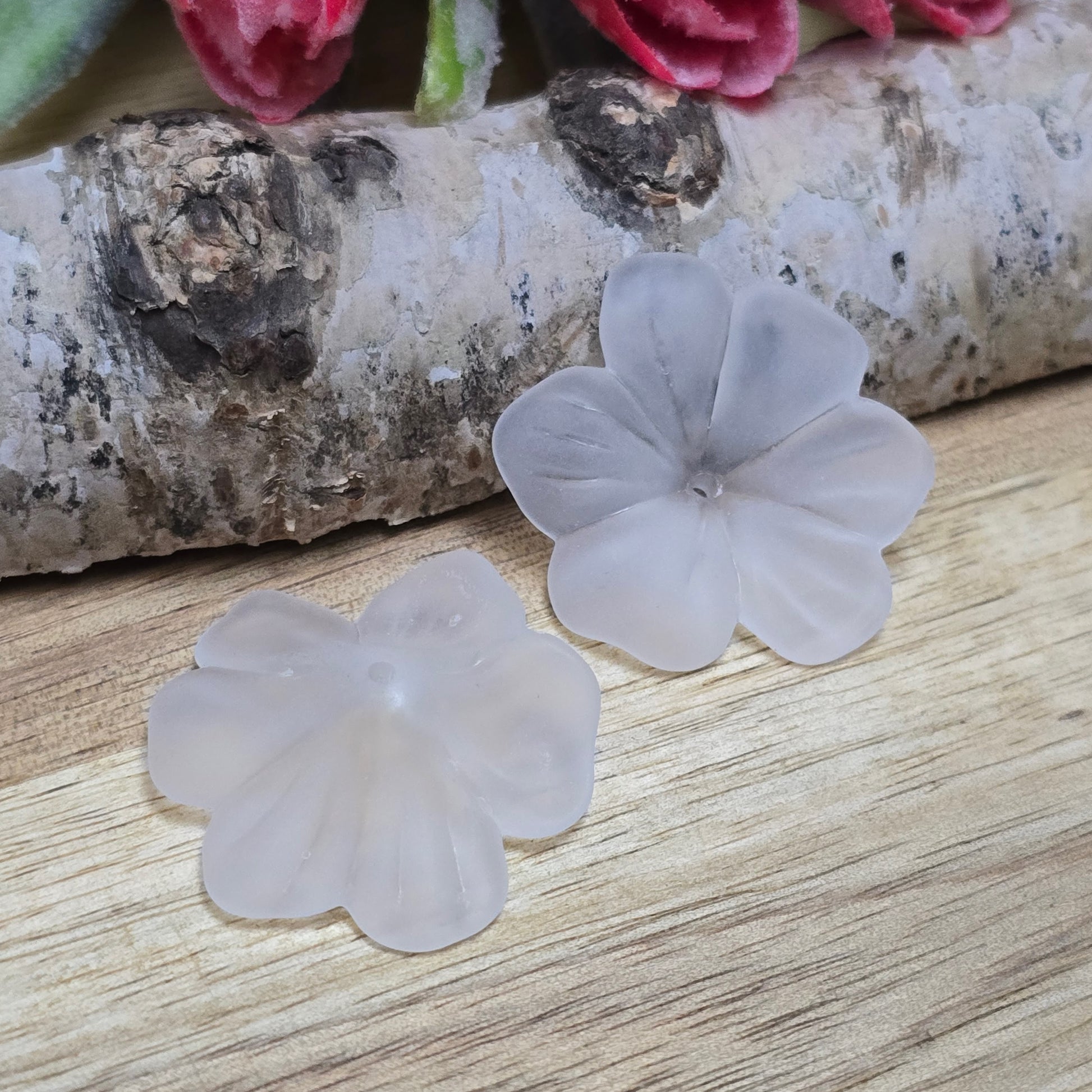 Diese 8 weißen, mattierten Blumenperlen aus Acryl mit einem Durchmesser von 28 mm sind perfekt für deine kreativen Projekte! Ideal für Schmuck, Makramee und Dekorationen. Ihre matte Oberfläche bringt blumigen Flair und ist eine wunderbare Ergänzung für Hochzeiten, Sommerfeste und andere festliche Anlässe.