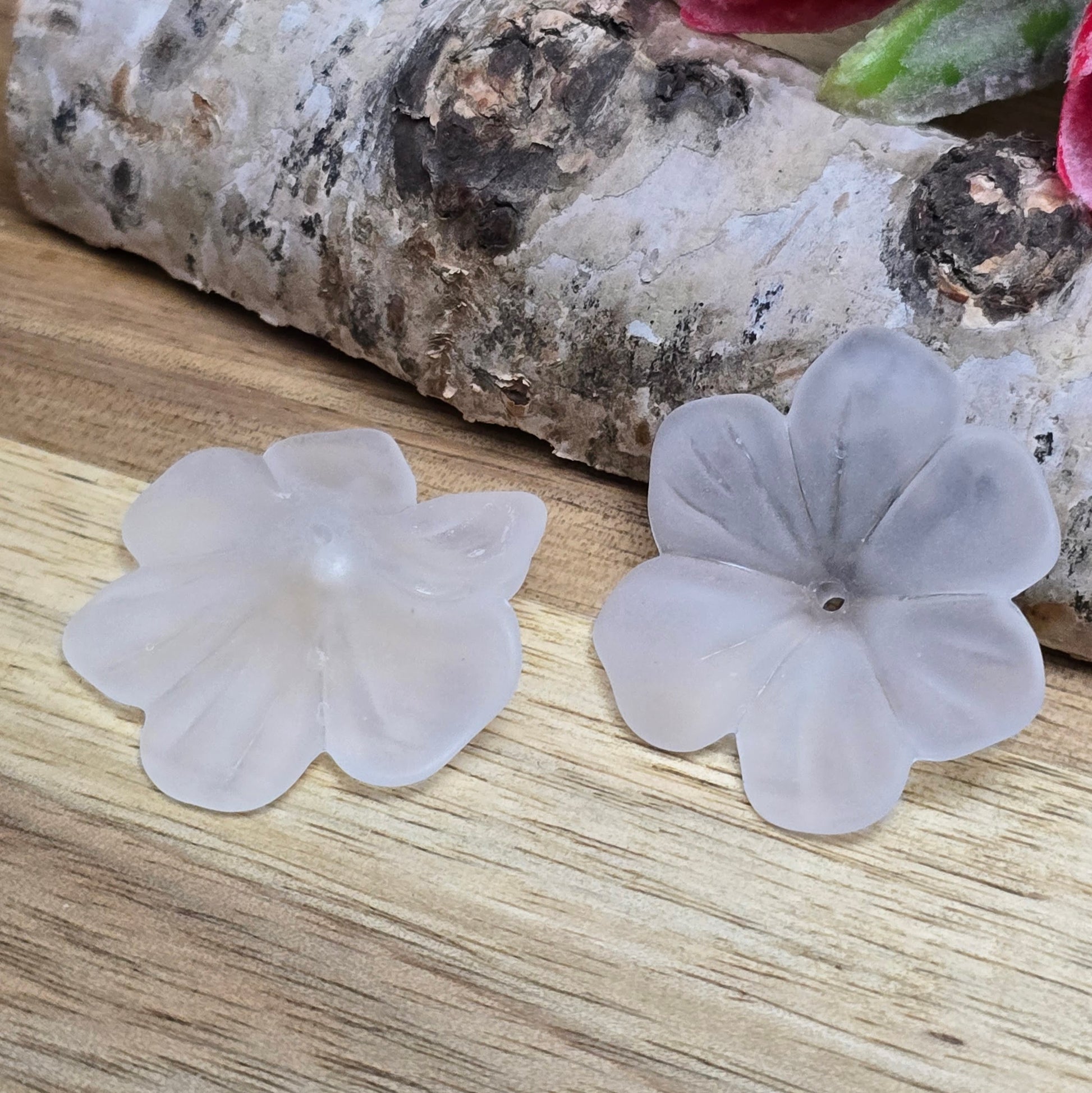 Diese 8 weißen, mattierten Blumenperlen aus Acryl mit einem Durchmesser von 28 mm sind perfekt für deine kreativen Projekte! Ideal für Schmuck, Makramee und Dekorationen. Ihre matte Oberfläche bringt blumigen Flair und ist eine wunderbare Ergänzung für Hochzeiten, Sommerfeste und andere festliche Anlässe.
