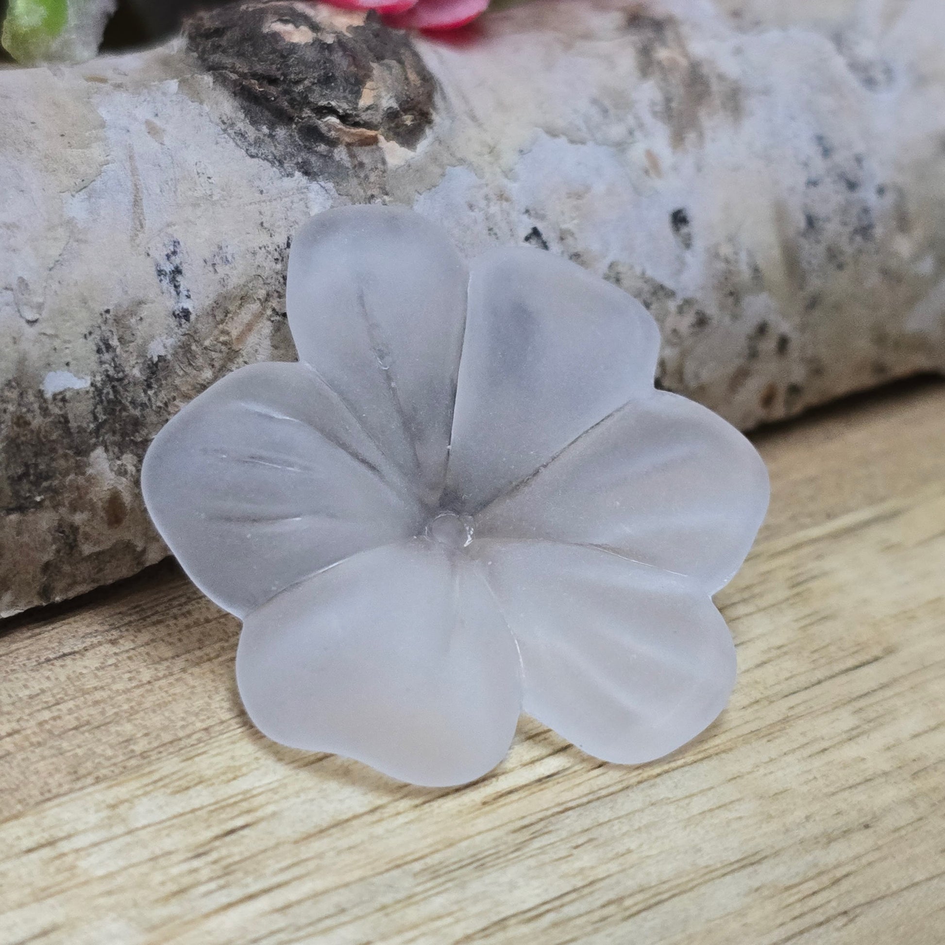 Diese 8 weißen, mattierten Blumenperlen aus Acryl mit einem Durchmesser von 28 mm sind perfekt für deine kreativen Projekte! Ideal für Schmuck, Makramee und Dekorationen. Ihre matte Oberfläche bringt blumigen Flair und ist eine wunderbare Ergänzung für Hochzeiten, Sommerfeste und andere festliche Anlässe.