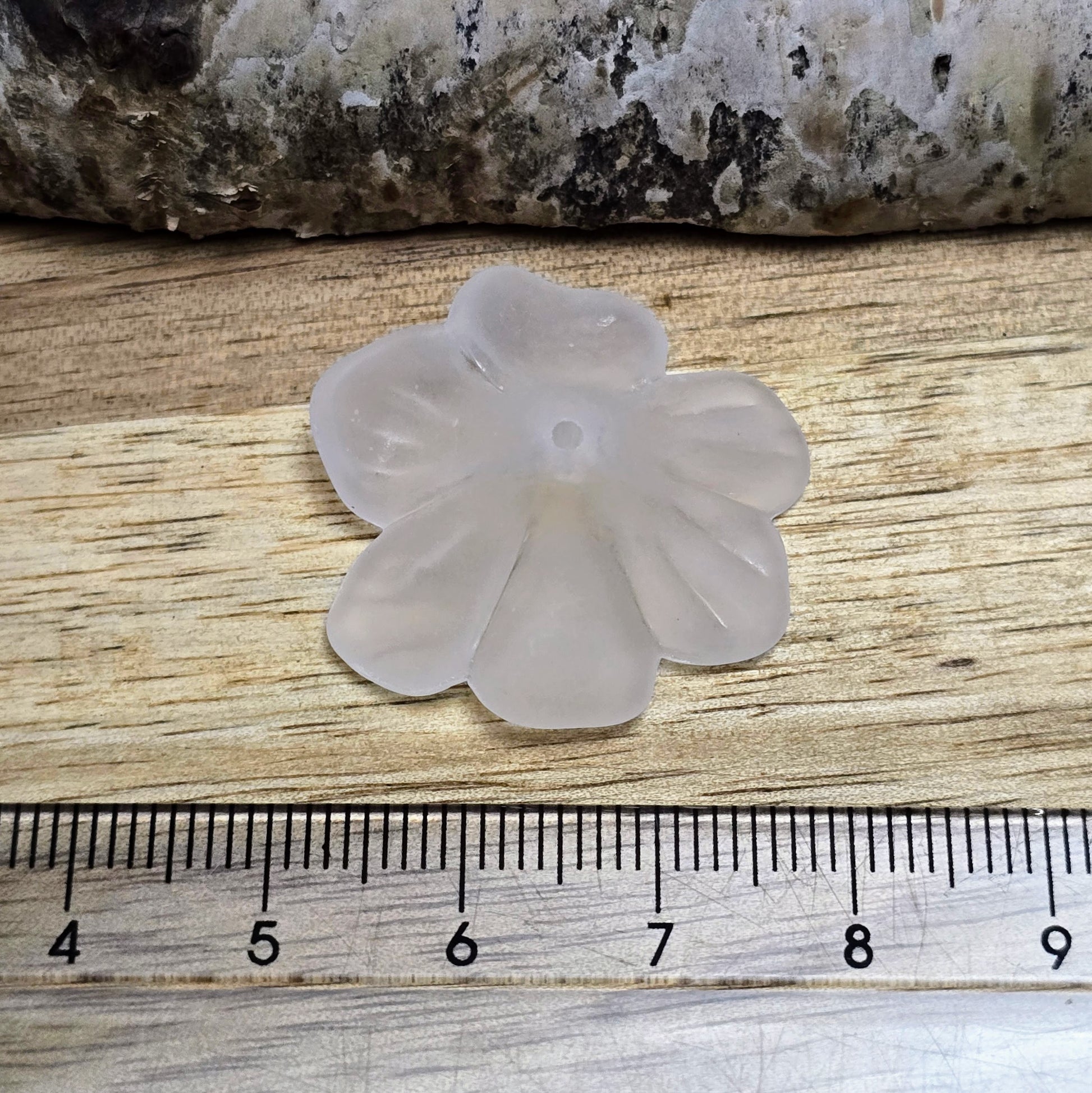 Diese 8 weißen, mattierten Blumenperlen aus Acryl mit einem Durchmesser von 28 mm sind perfekt für deine kreativen Projekte! Ideal für Schmuck, Makramee und Dekorationen. Ihre matte Oberfläche bringt blumigen Flair und ist eine wunderbare Ergänzung für Hochzeiten, Sommerfeste und andere festliche Anlässe.