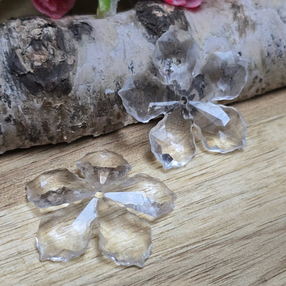 8 Blumen Perlen aus Acryl - farblos klar - 30mm
