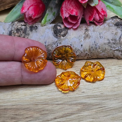Diese transparenten Blumenperlen aus Acryl mit einem Durchmesser von 17 mm sind perfekt für deine kreativen Projekte! Ideal für Schmuck, Makramee und Dekorationen. Ihre schimmernde Oberfläche bringt blumigen Flair und ist eine wunderbare Ergänzung für Hochzeiten, Sommerfeste und andere festliche Anlässe.
