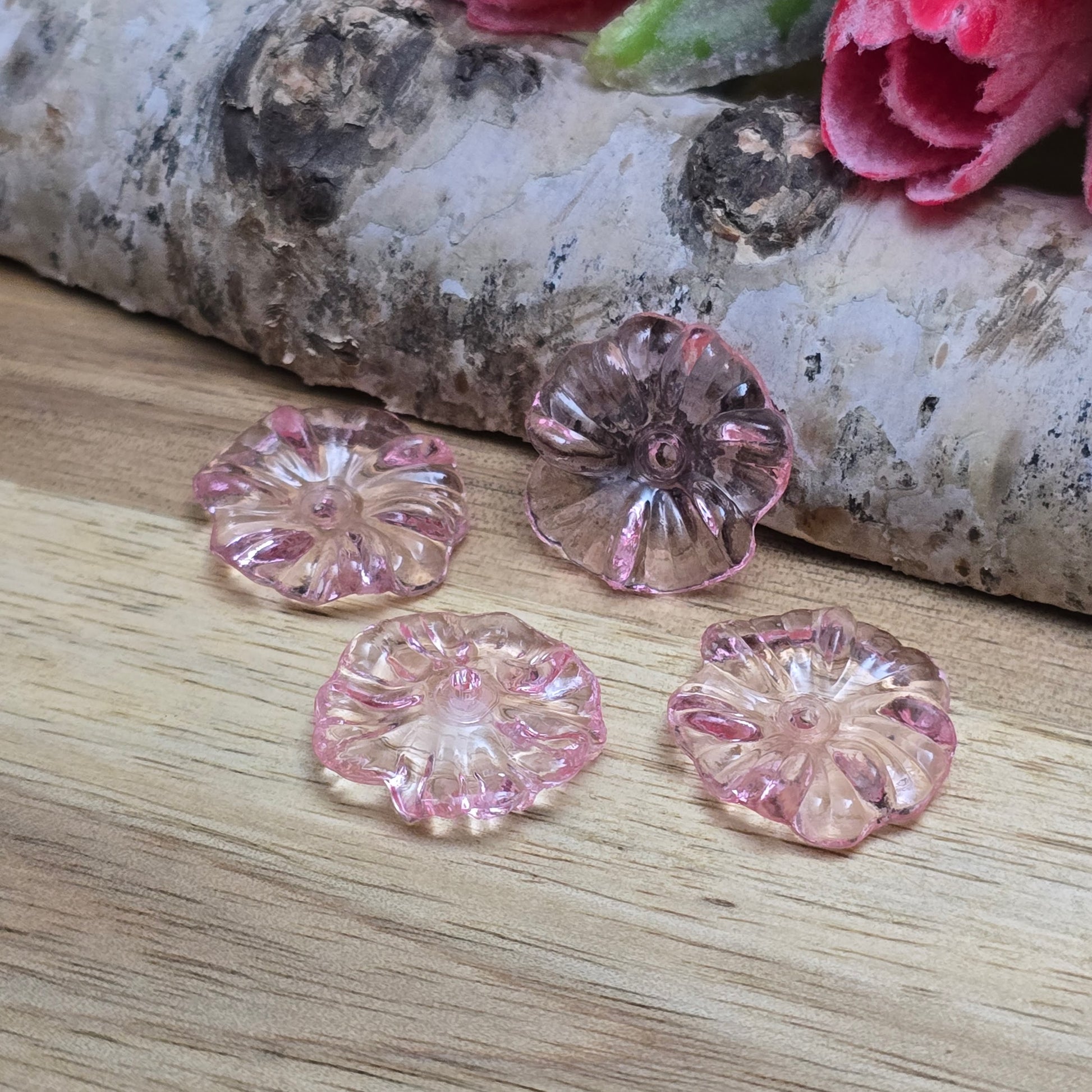 Diese transparenten Blumenperlen aus Acryl mit einem Durchmesser von 17 mm sind perfekt für deine kreativen Projekte! Ideal für Schmuck, Makramee und Dekorationen. Ihre schimmernde Oberfläche bringt blumigen Flair und ist eine wunderbare Ergänzung für Hochzeiten, Sommerfeste und andere festliche Anlässe.