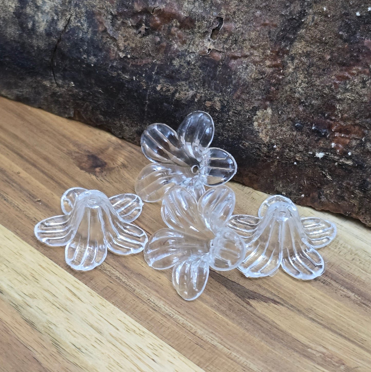Transparente Acryl-Blumenperlen (25 mm) mit glänzender Oberfläche – ideal für Schmuck, Makramee und kreative Dekorationen. Dank des 2 mm großen Fädellochs lassen sie sich mühelos auffädeln. Perfekt als stilvolle Tischdeko für Hochzeiten, Taufen oder Sommerfeste und ein eleganter Akzent für jedes DIY-Projekt.