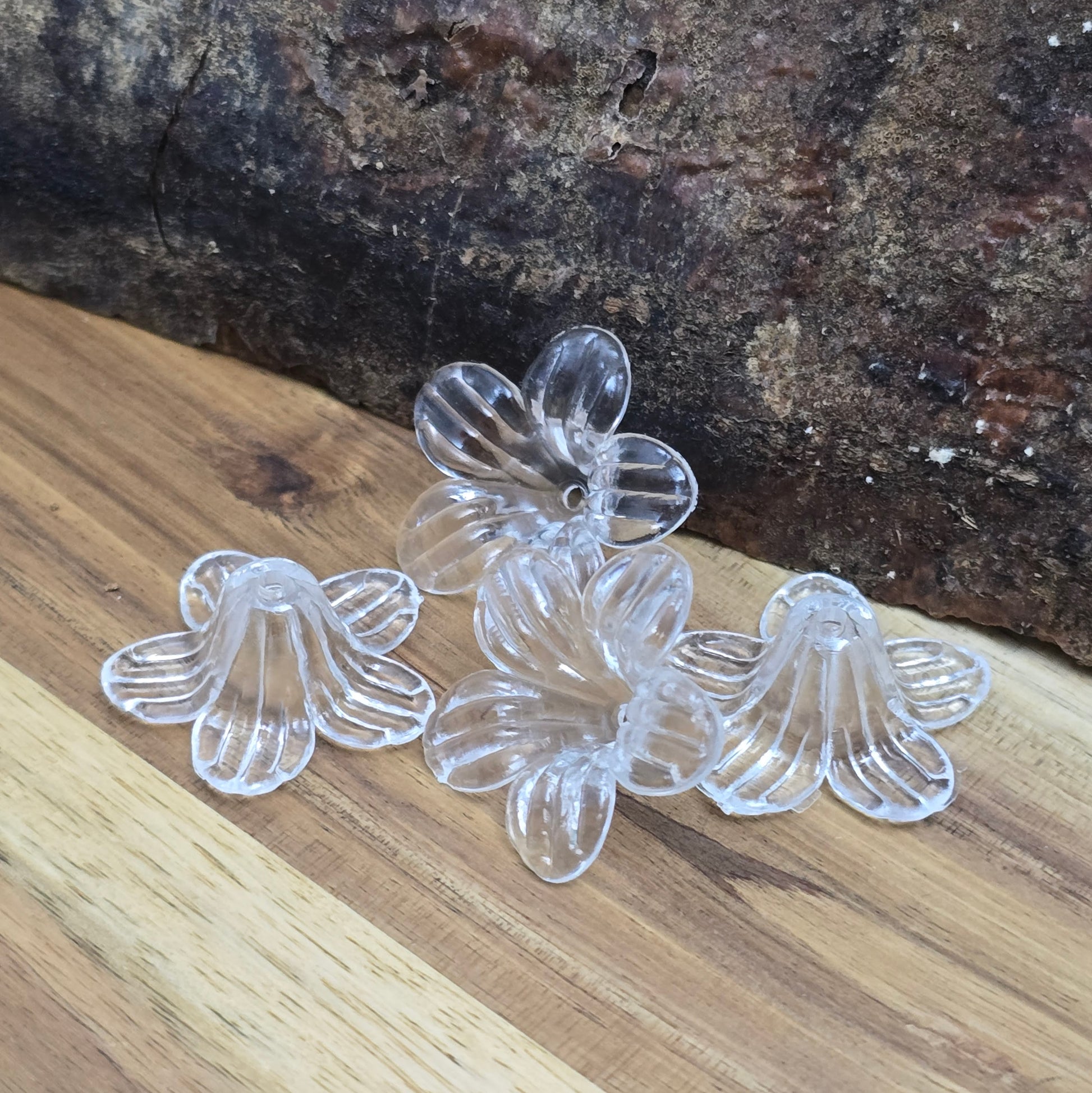 Transparente Acryl-Blumenperlen (25 mm) mit glänzender Oberfläche – ideal für Schmuck, Makramee und kreative Dekorationen. Dank des 2 mm großen Fädellochs lassen sie sich mühelos auffädeln. Perfekt als stilvolle Tischdeko für Hochzeiten, Taufen oder Sommerfeste und ein eleganter Akzent für jedes DIY-Projekt.