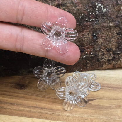 Transparente Acryl-Blumenperlen (25 mm) mit glänzender Oberfläche – ideal für Schmuck, Makramee und kreative Dekorationen. Dank des 2 mm großen Fädellochs lassen sie sich mühelos auffädeln. Perfekt als stilvolle Tischdeko für Hochzeiten, Taufen oder Sommerfeste und ein eleganter Akzent für jedes DIY-Projekt.