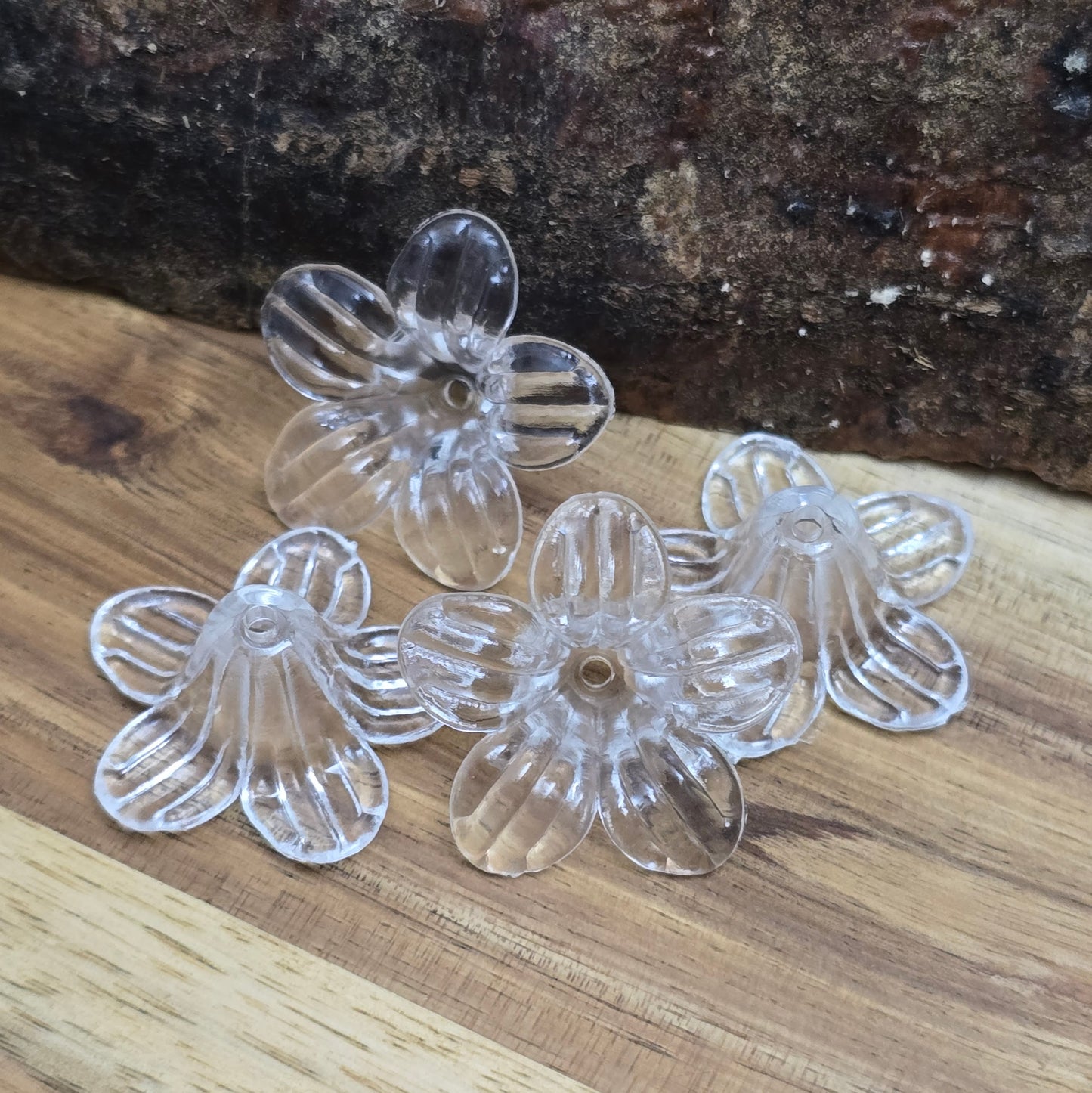 Transparente Acryl-Blumenperlen (25 mm) mit glänzender Oberfläche – ideal für Schmuck, Makramee und kreative Dekorationen. Dank des 2 mm großen Fädellochs lassen sie sich mühelos auffädeln. Perfekt als stilvolle Tischdeko für Hochzeiten, Taufen oder Sommerfeste und ein eleganter Akzent für jedes DIY-Projekt.