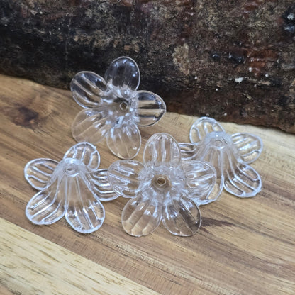 Transparente Acryl-Blumenperlen (25 mm) mit glänzender Oberfläche – ideal für Schmuck, Makramee und kreative Dekorationen. Dank des 2 mm großen Fädellochs lassen sie sich mühelos auffädeln. Perfekt als stilvolle Tischdeko für Hochzeiten, Taufen oder Sommerfeste und ein eleganter Akzent für jedes DIY-Projekt.