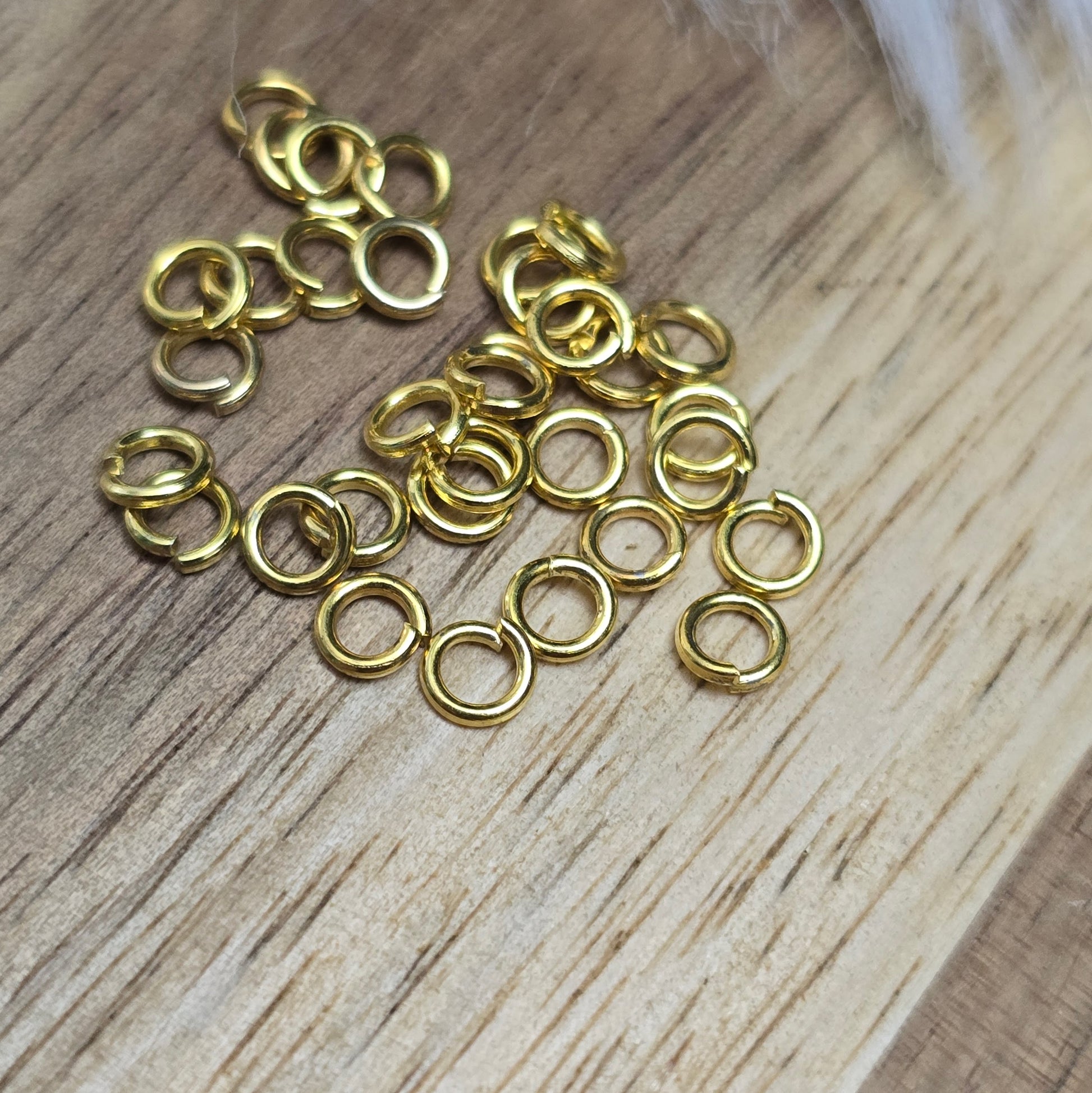 Das Bild zeigt 30  offene Biegeringe, perfekt für die Schmuckherstellung. Sie eignen sich hervorragend als Anhängerösen für Kettenanhänger oder als Verbindungsringe in verschiedenen Designs.
