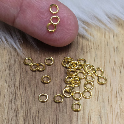 Das Bild zeigt 30  offene Biegeringe, perfekt für die Schmuckherstellung. Sie eignen sich hervorragend als Anhängerösen für Kettenanhänger oder als Verbindungsringe in verschiedenen Designs.