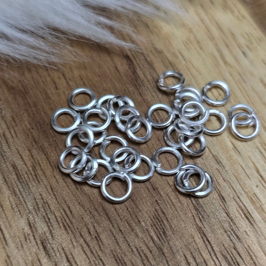Das Bild zeigt 30 offene Biegeringe mit 4mm Durchmesser, perfekt für die Schmuckherstellung. Sie eignen sich hervorragend als Anhängerösen für Kettenanhänger oder als Verbindungsringe in verschiedenen Designs.