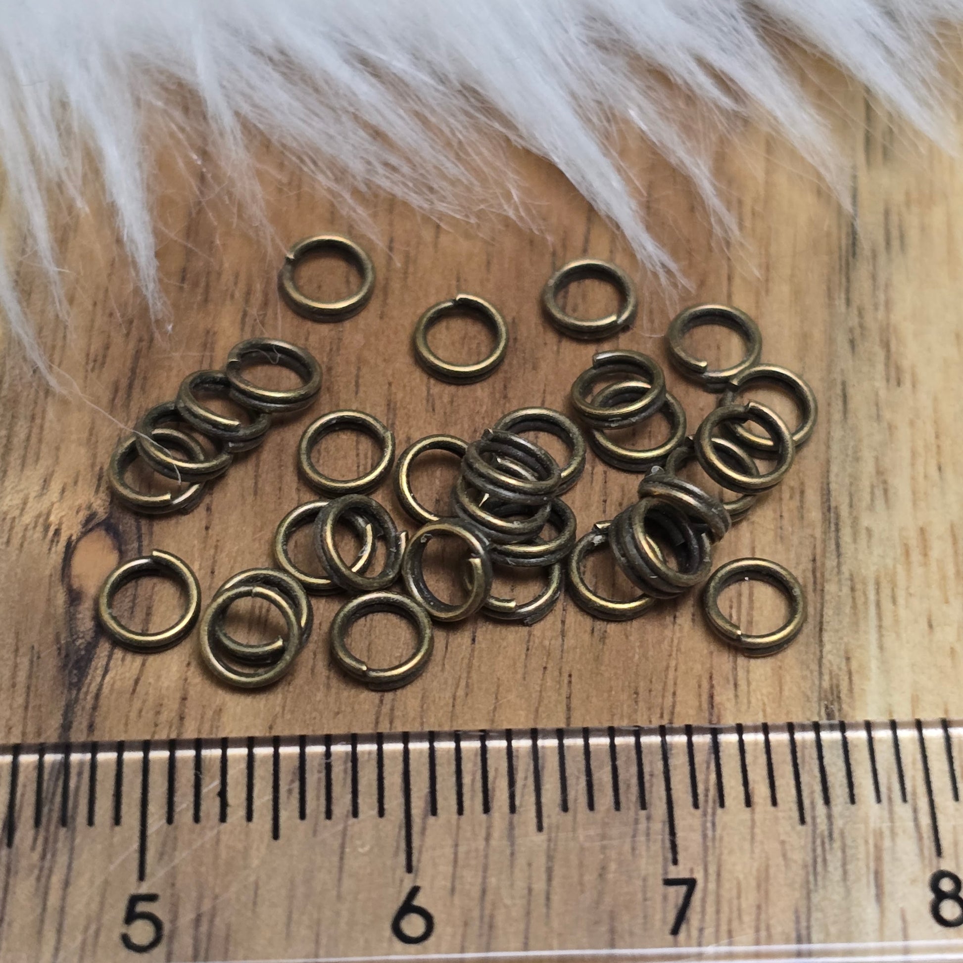 Das Bild zeigt 30 doppelte Binderinge in antikem Bronze-Finish mit 4mm im Durchmesser, ein unverzichtbares Zubehör für die Schmuckherstellung. Durch ihre doppelte Wicklung bieten sie eine besonders stabile und sichere Verbindung, sodass Anhänger, Charms und Verschlüsse zuverlässig befestigt bleiben.